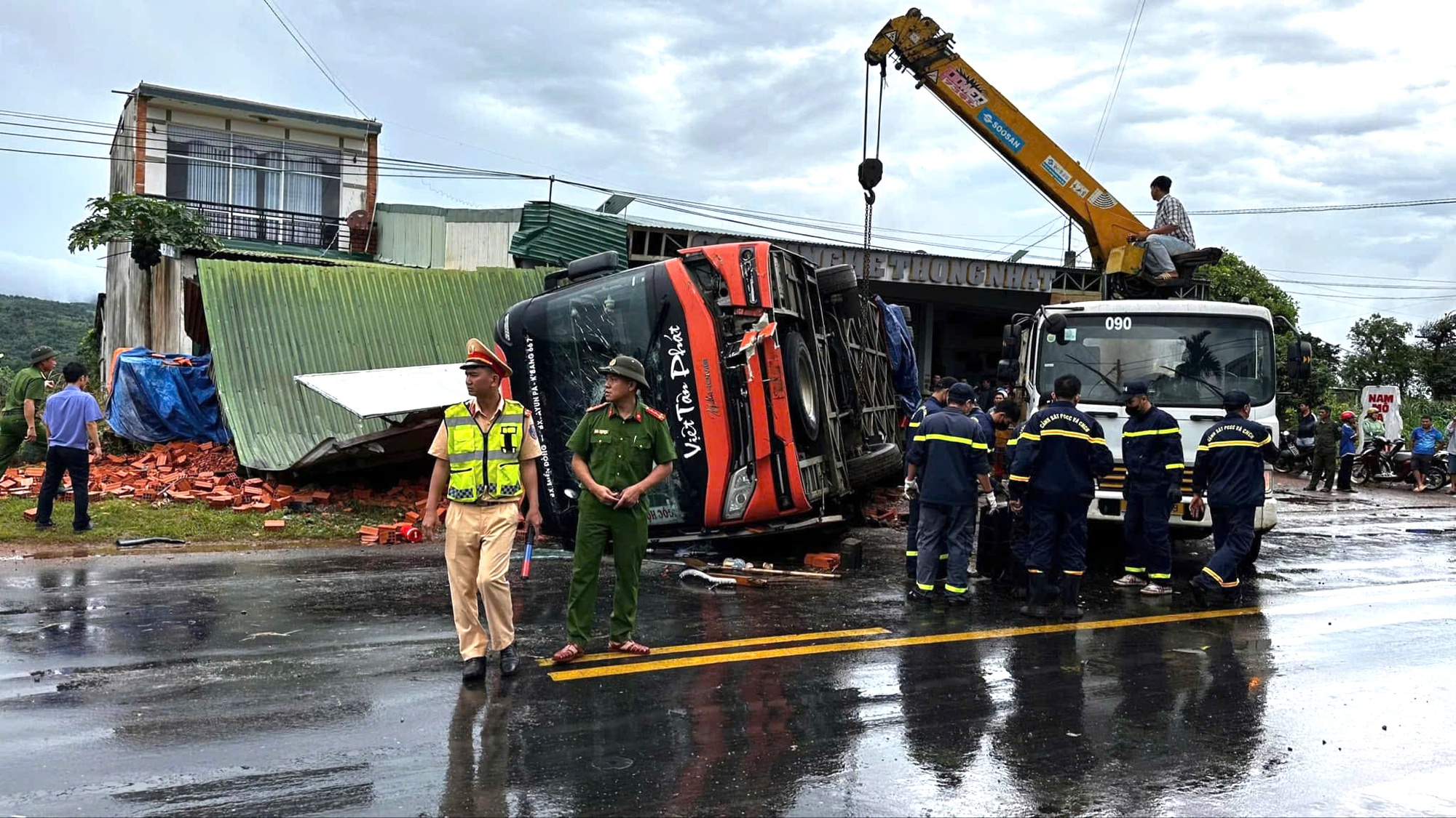 Lật xe kh&aacute;ch 4 người tử vong ở Đắk Lắk: Phương tiện c&oacute; c&ograve;n hạn kiểm định?- Ảnh 1.