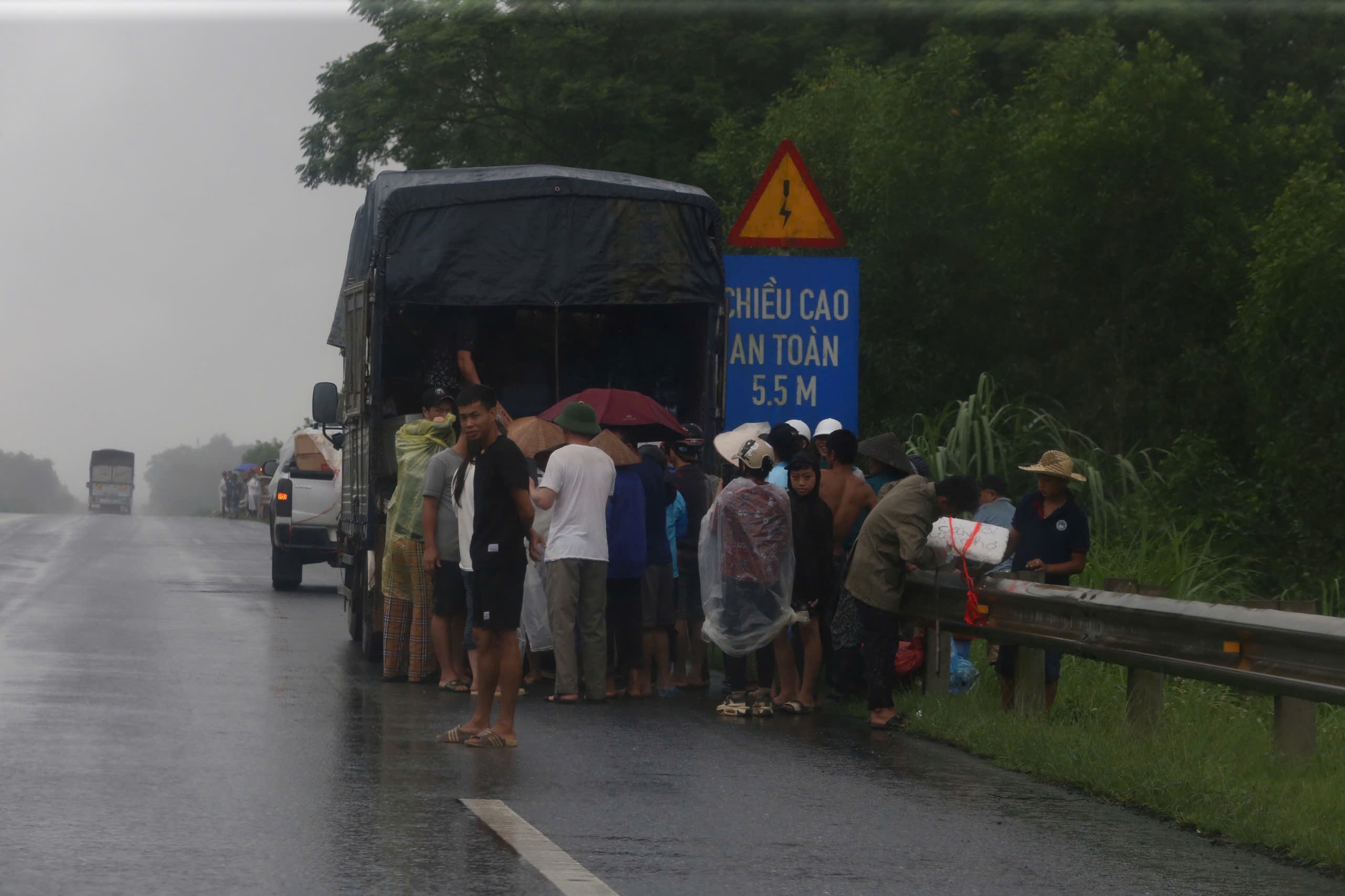 Người d&acirc;n tr&agrave;n ra cao tốc Nội B&agrave;i - L&agrave;o Cai nhận đồ cứu trợ, rất lo nguy cơ tai nạn- Ảnh 5.