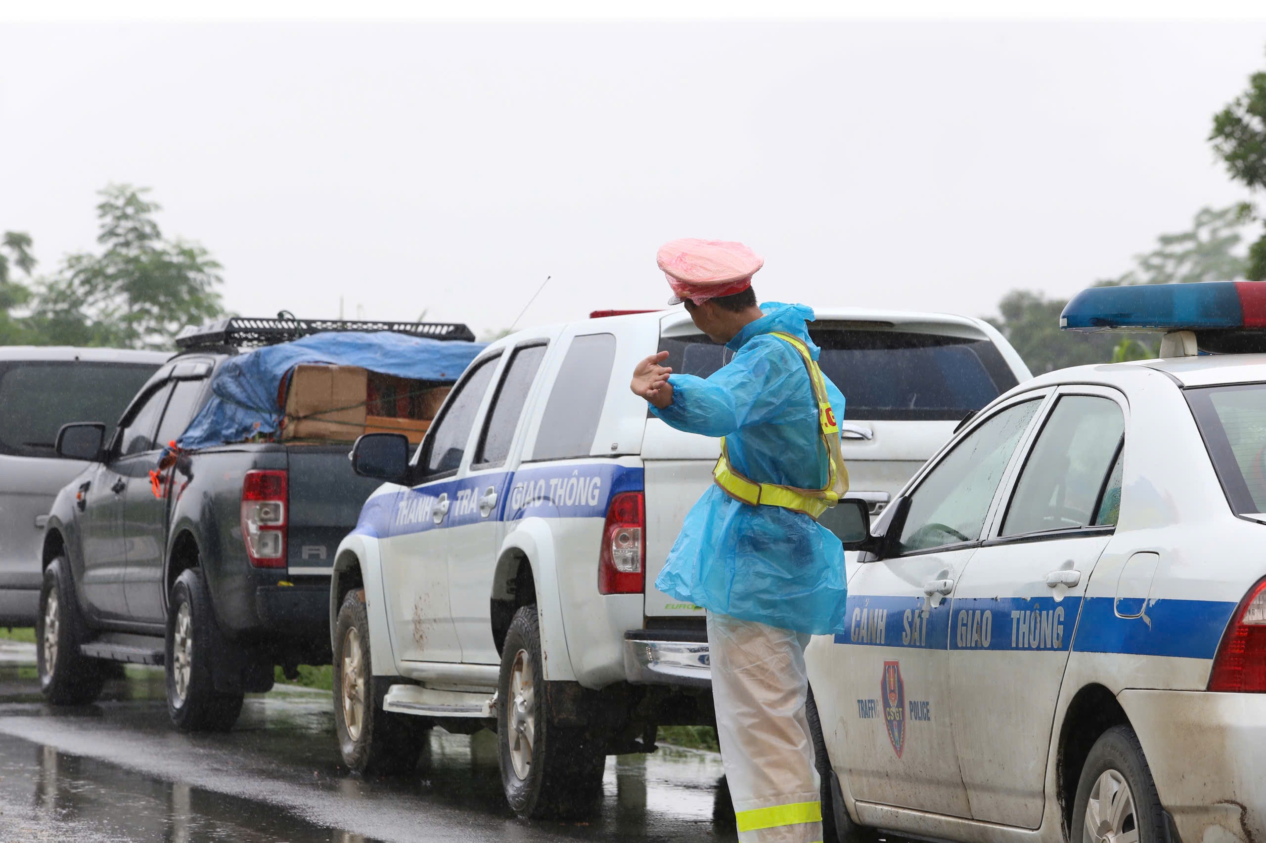 Người d&acirc;n tr&agrave;n ra cao tốc Nội B&agrave;i - L&agrave;o Cai nhận đồ cứu trợ, rất lo nguy cơ tai nạn- Ảnh 8.