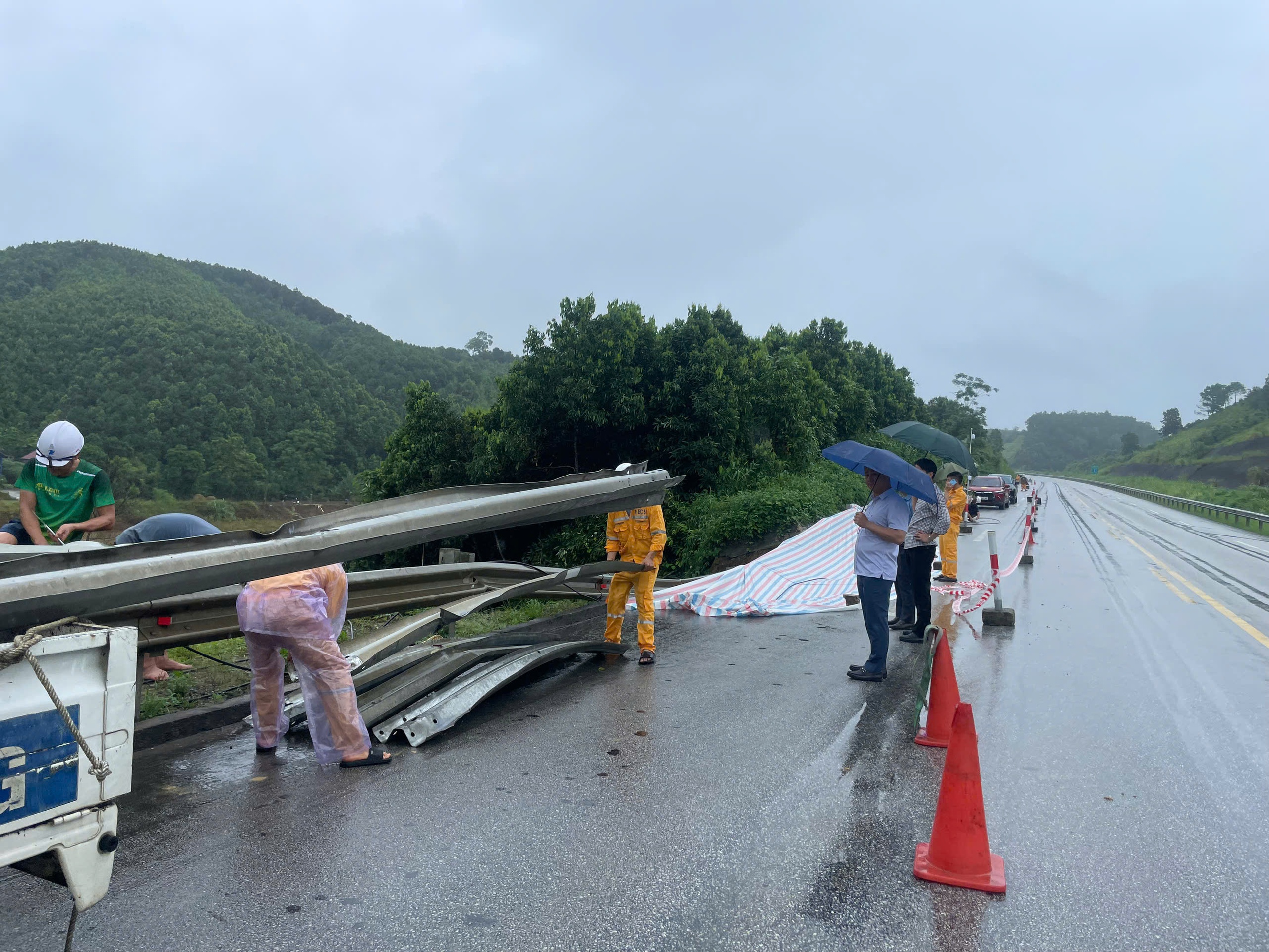 Sạt lở tr&ecirc;n cao tốc Nội B&agrave;i - L&agrave;o Cai, c&ocirc;ng nh&acirc;n đội mưa xử l&yacute; sự cố- Ảnh 2.