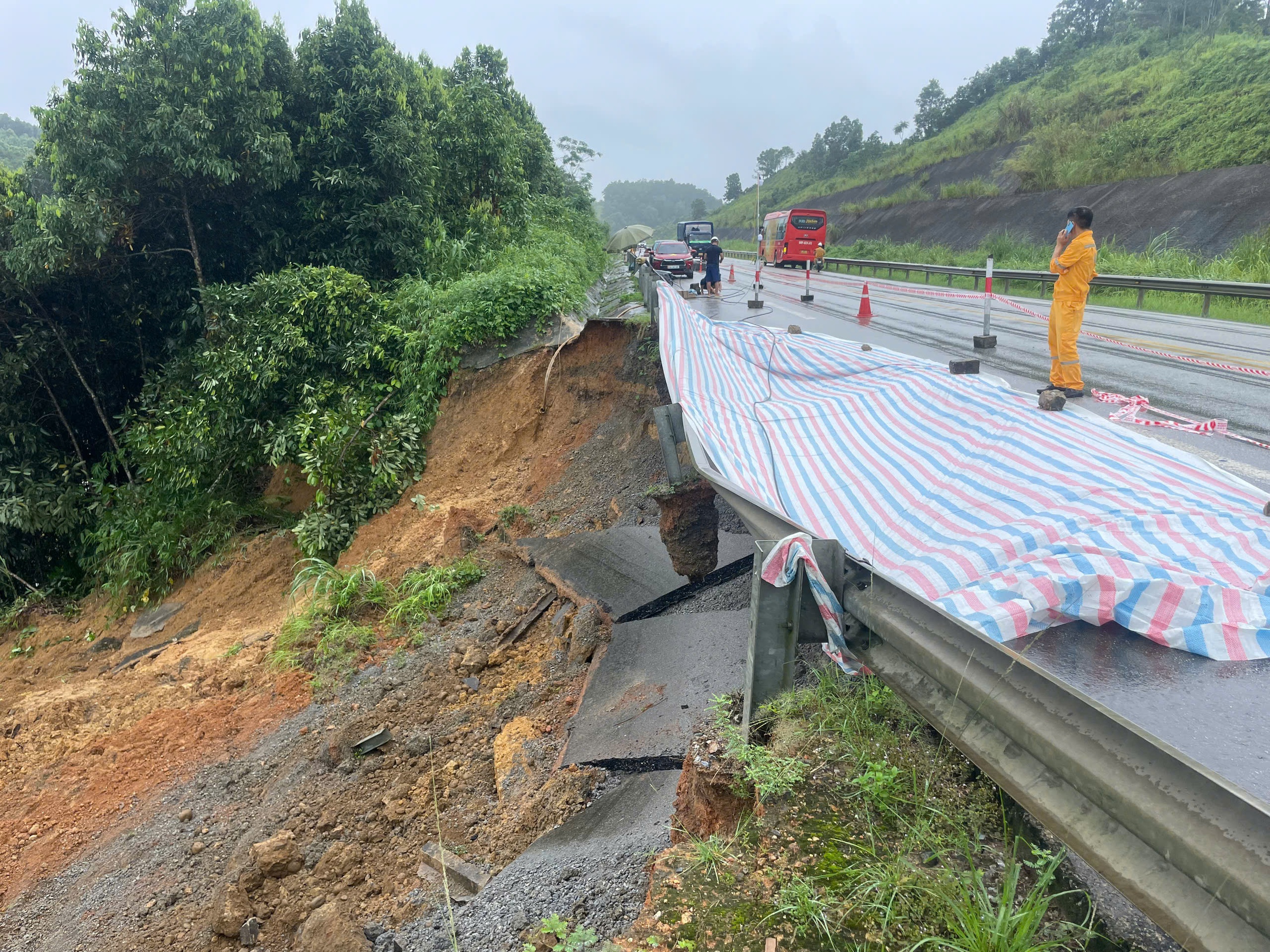 Sạt lở tr&ecirc;n cao tốc Nội B&agrave;i - L&agrave;o Cai, c&ocirc;ng nh&acirc;n đội mưa xử l&yacute; sự cố- Ảnh 1.