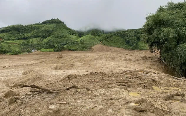 Xuy&ecirc;n đ&ecirc;m ứng trực th&ocirc;ng đường đến L&agrave;ng Nủ cứu người gặp nạn