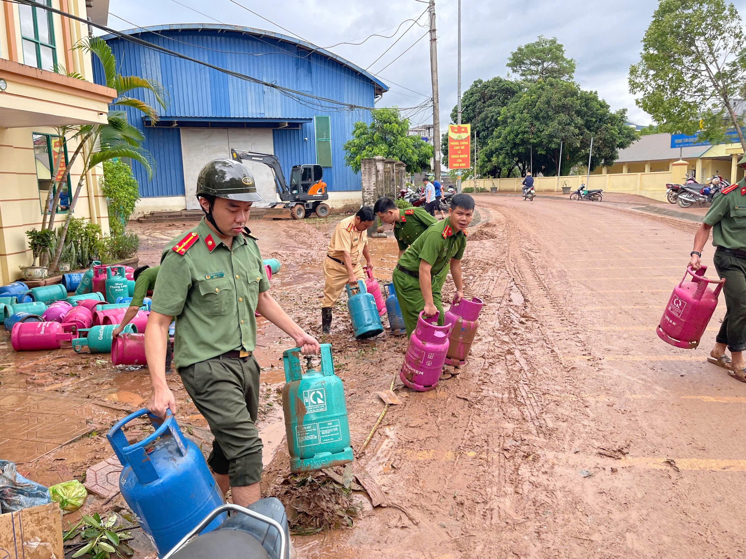 CSGT Quảng Ninh ng&agrave;y đ&ecirc;m căng m&igrave;nh gi&uacute;p d&acirc;n khắc phục b&atilde;o lũ- Ảnh 1.
