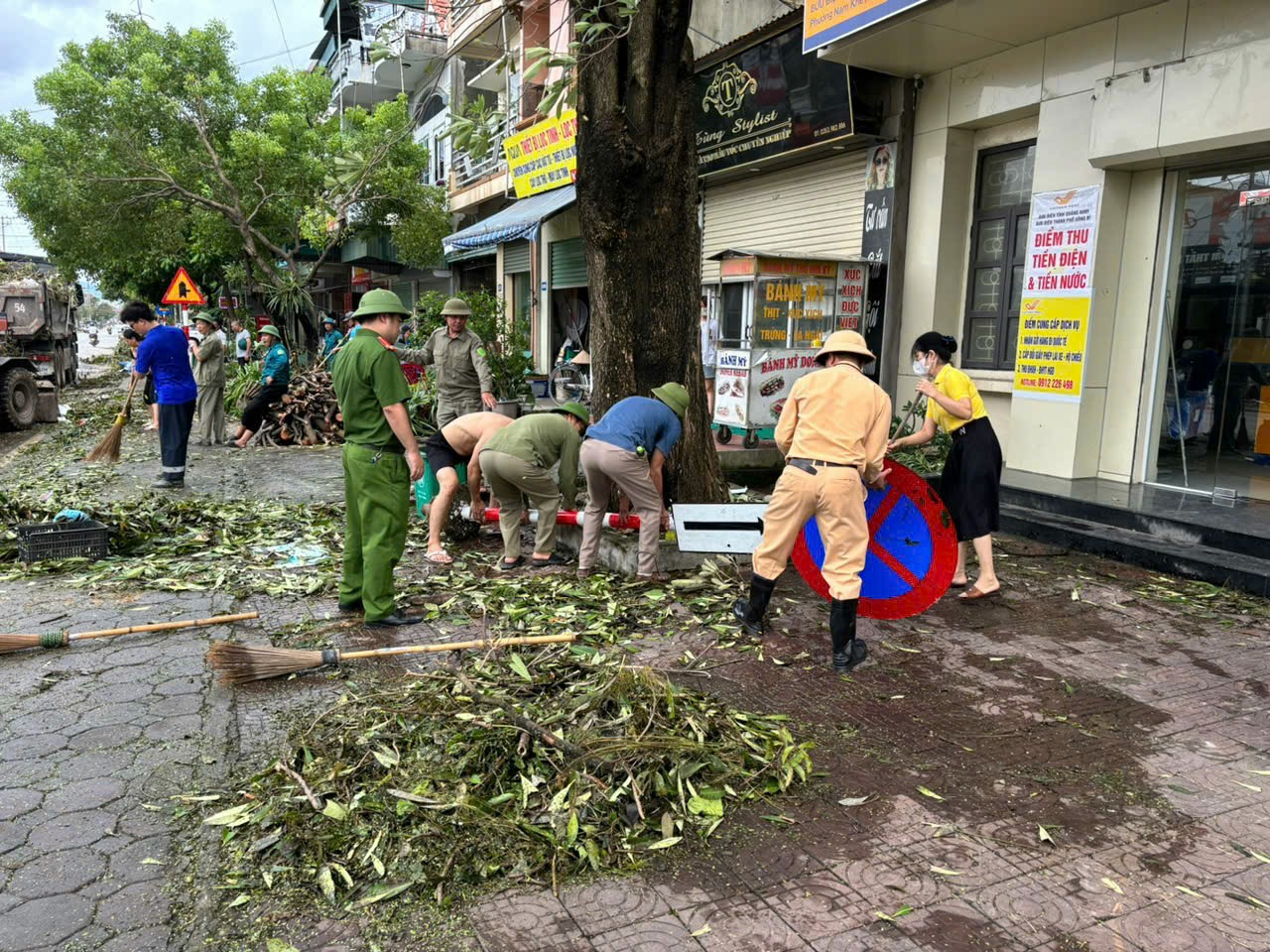 CSGT Quảng Ninh ng&agrave;y đ&ecirc;m căng m&igrave;nh gi&uacute;p d&acirc;n khắc phục b&atilde;o lũ- Ảnh 2.
