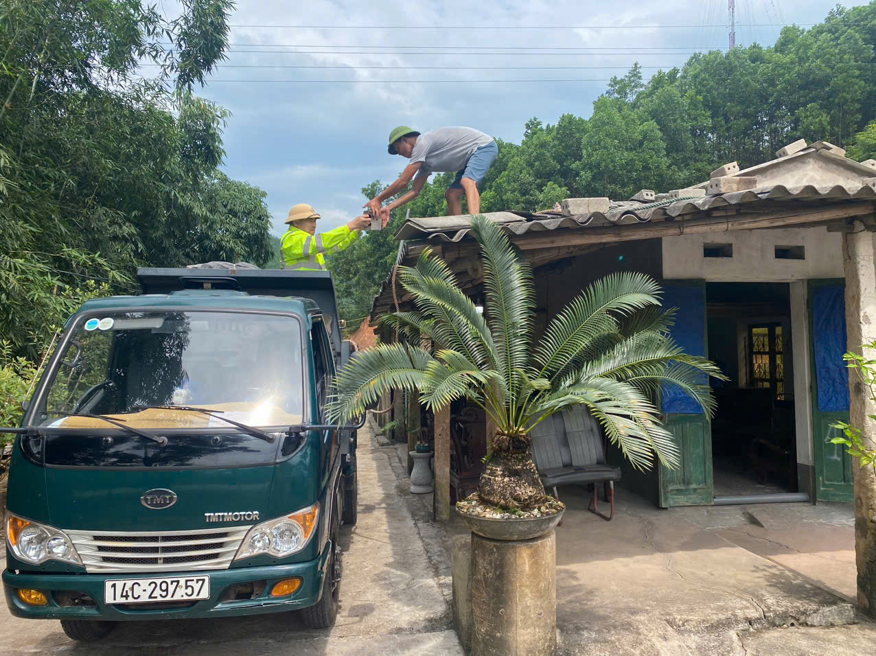CSGT Quảng Ninh ng&agrave;y đ&ecirc;m căng m&igrave;nh gi&uacute;p d&acirc;n khắc phục b&atilde;o lũ- Ảnh 3.