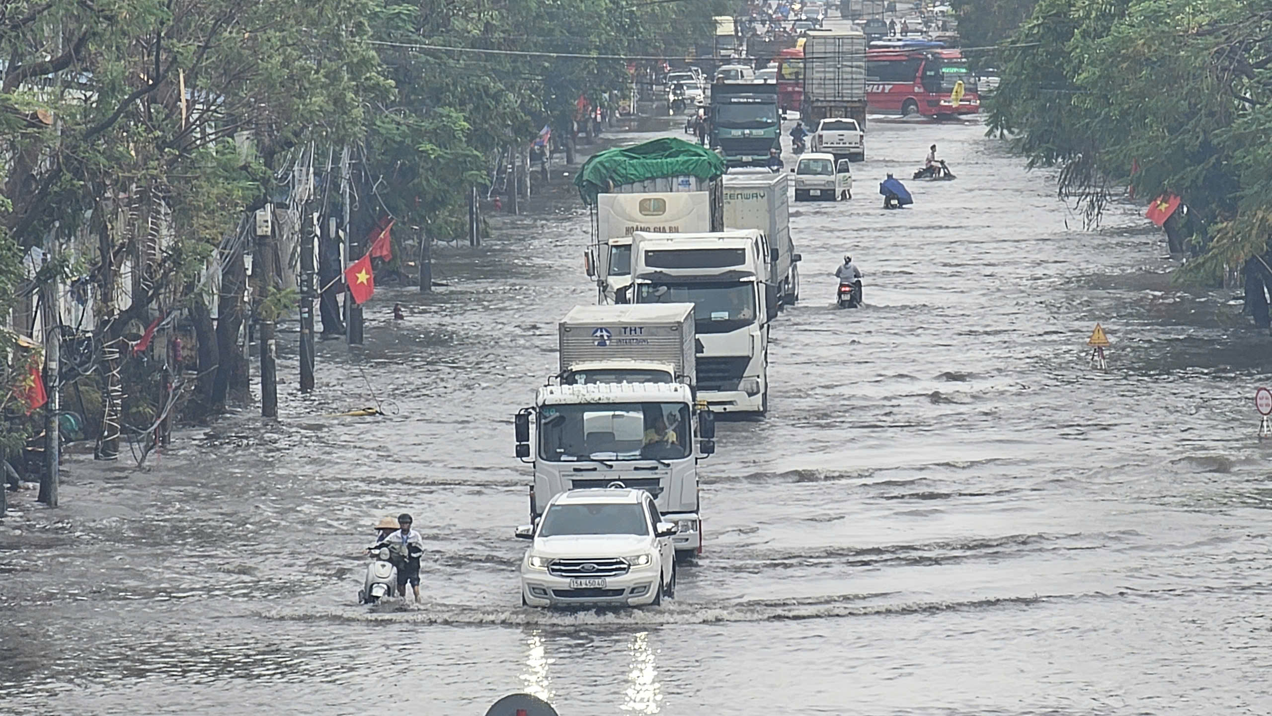 Lũ c&aacute;c s&ocirc;ng l&ecirc;n cao, nhiều tuyến phố ở Hải Ph&ograve;ng ngập s&acirc;u- Ảnh 3.