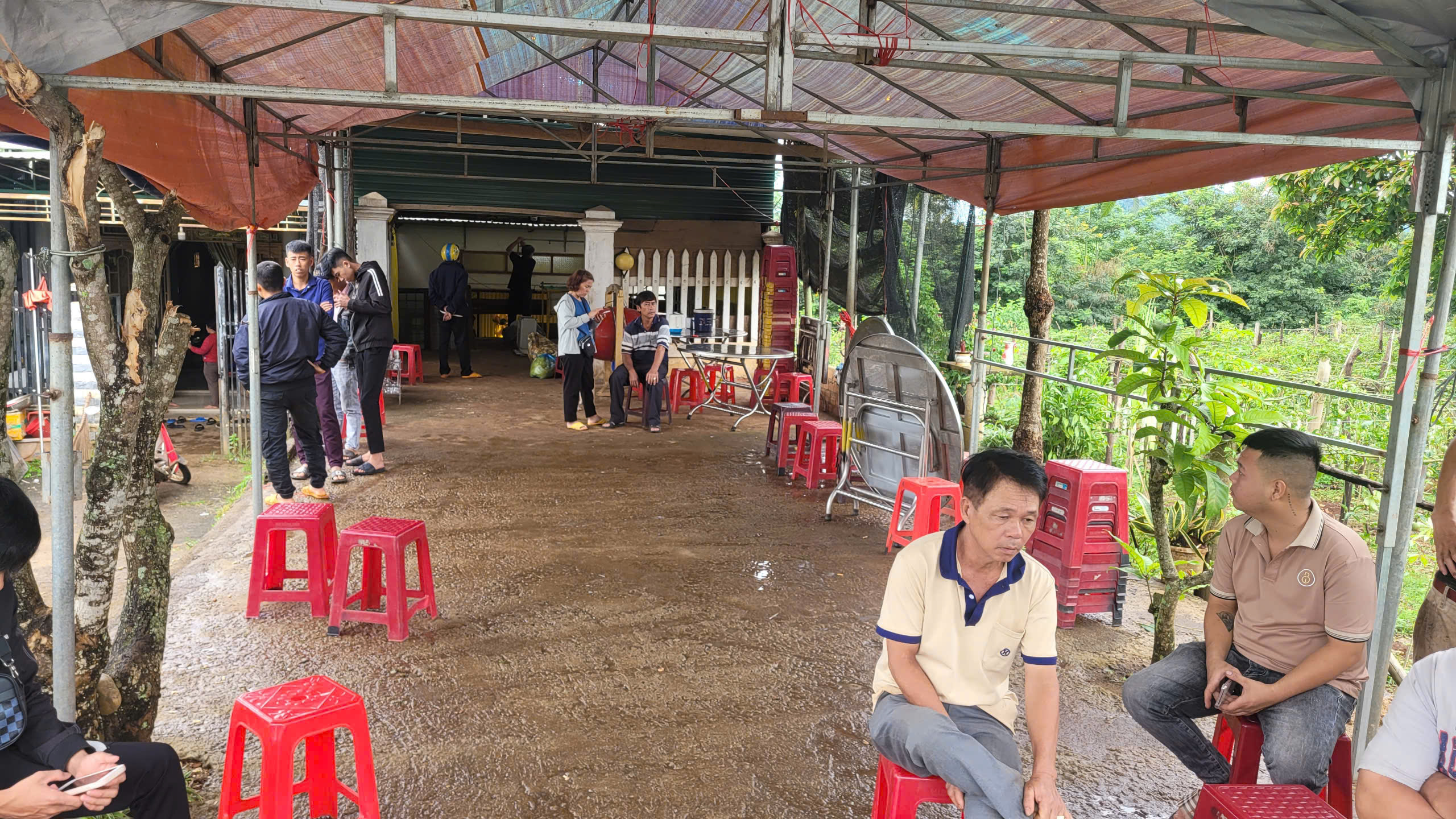 Vụ TNGT 4 người tử vong ở Đắk Lắk: Kh&oacute;c ngất đợi con, đợi ch&aacute;u về...- Ảnh 1.