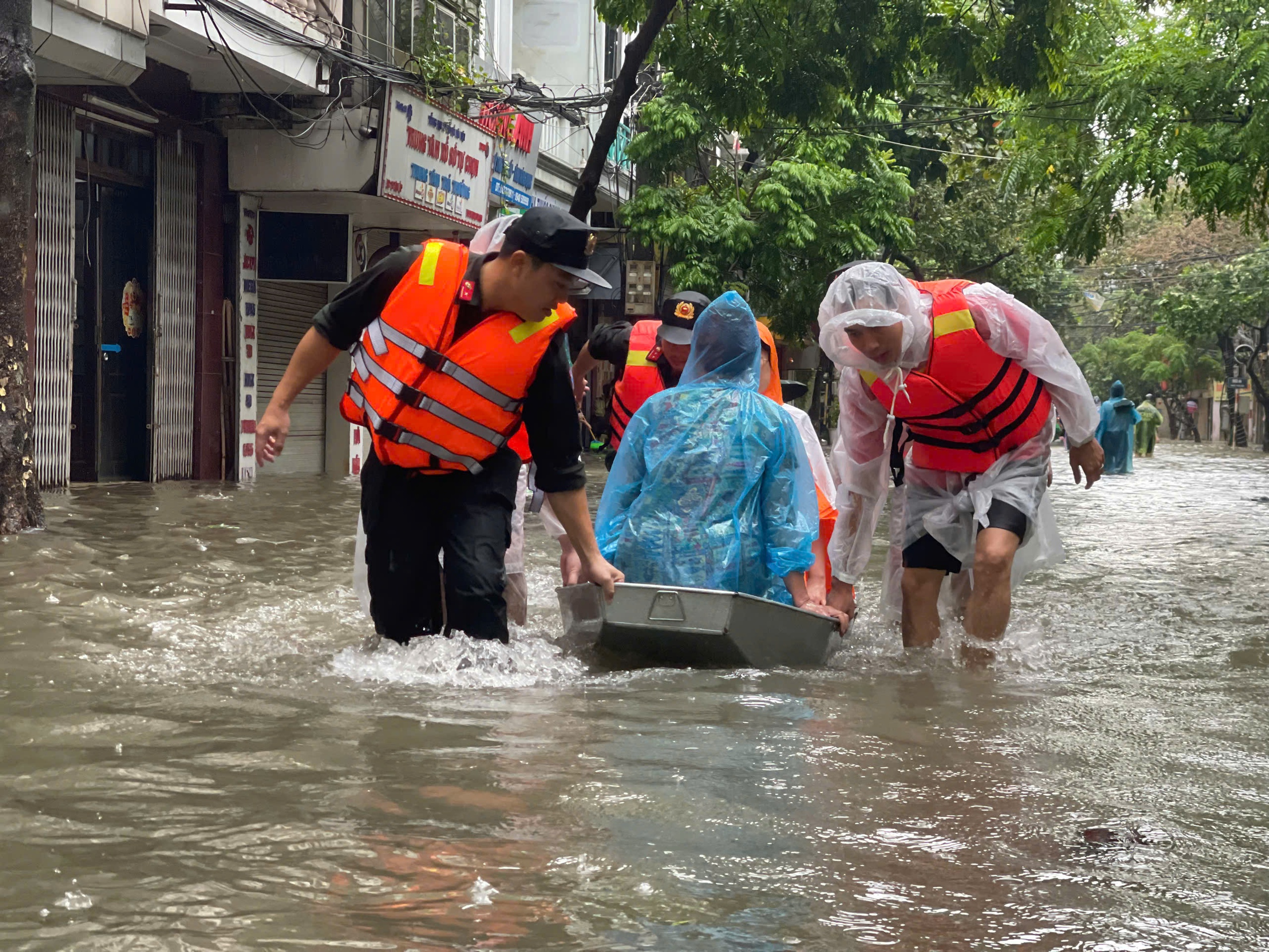 Người d&acirc;n ven s&ocirc;ng ở H&agrave; Nội hớt hải b&ecirc; đồ, b&igrave; b&otilde;m lội nước để chạy lũ- Ảnh 11.
