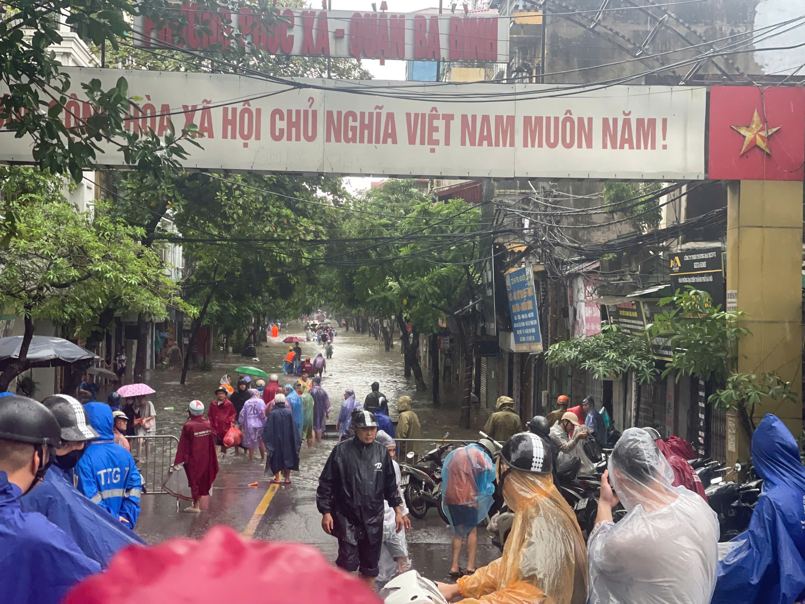Người d&acirc;n ven s&ocirc;ng ở H&agrave; Nội hớt hải b&ecirc; đồ, b&igrave; b&otilde;m lội nước để chạy lũ- Ảnh 10.