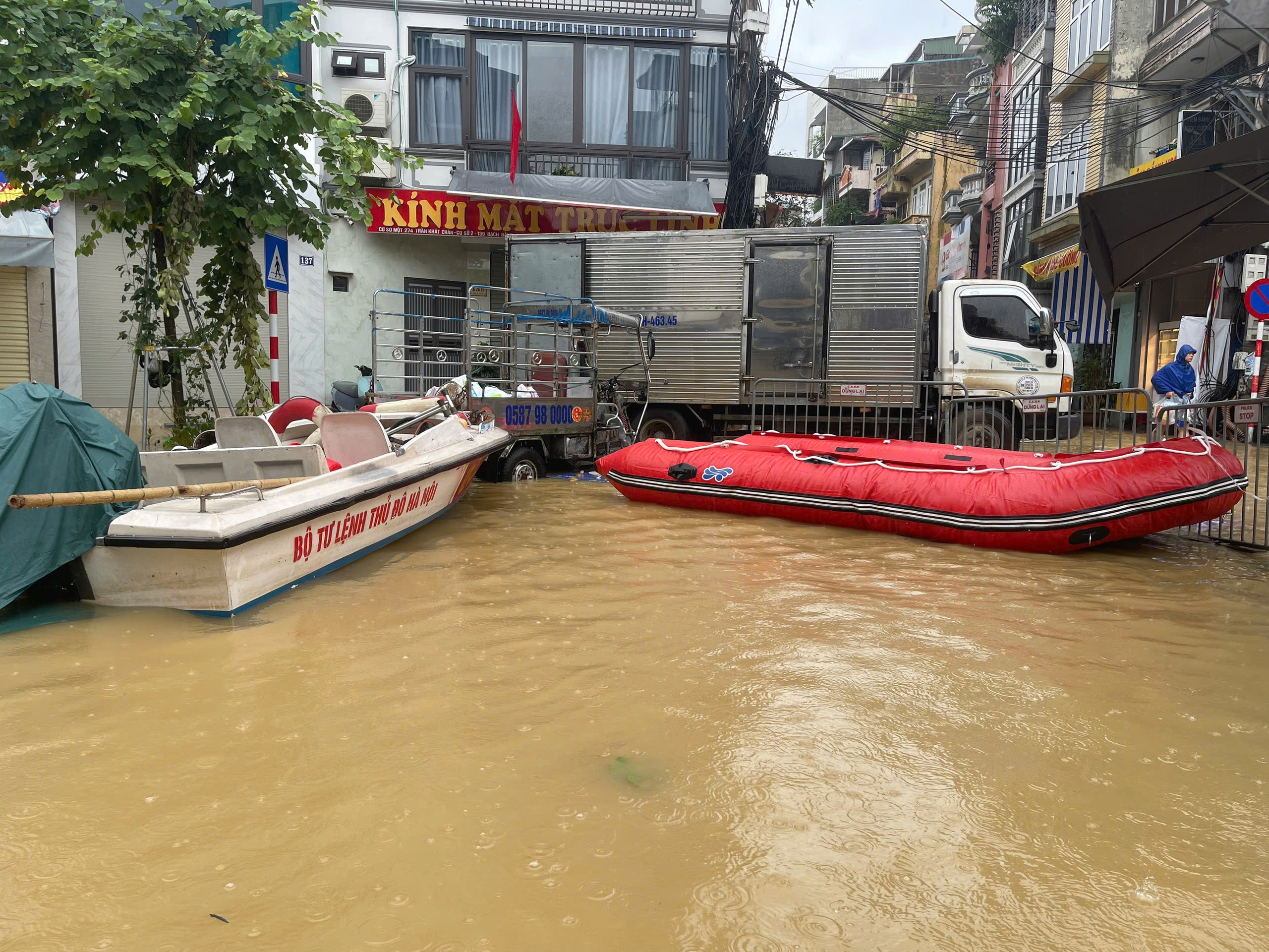 Người d&acirc;n ven s&ocirc;ng ở H&agrave; Nội hớt hải b&ecirc; đồ, b&igrave; b&otilde;m lội nước để chạy lũ- Ảnh 2.
