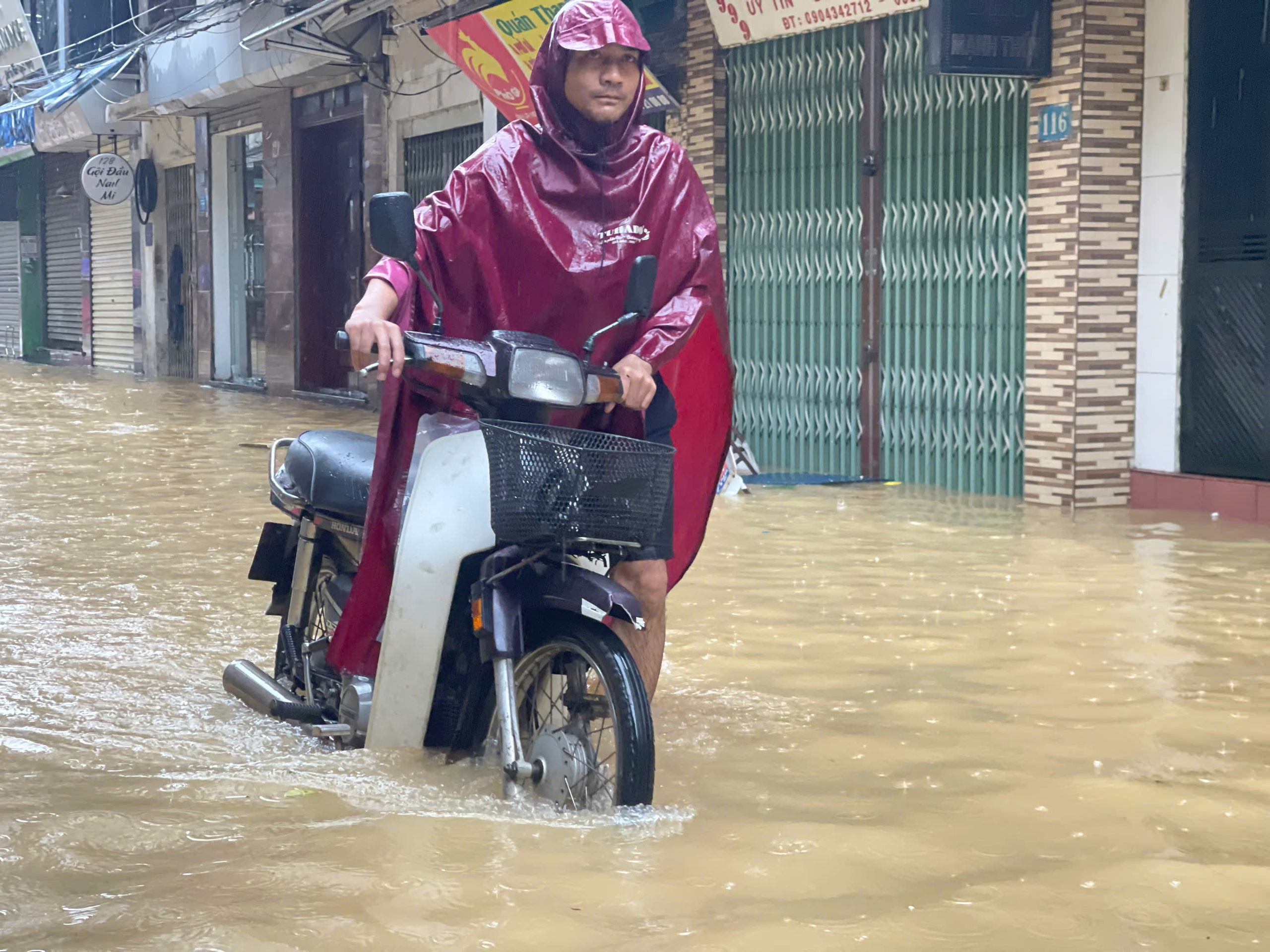 Người d&acirc;n ven s&ocirc;ng ở H&agrave; Nội hớt hải b&ecirc; đồ, b&igrave; b&otilde;m lội nước để chạy lũ- Ảnh 7.