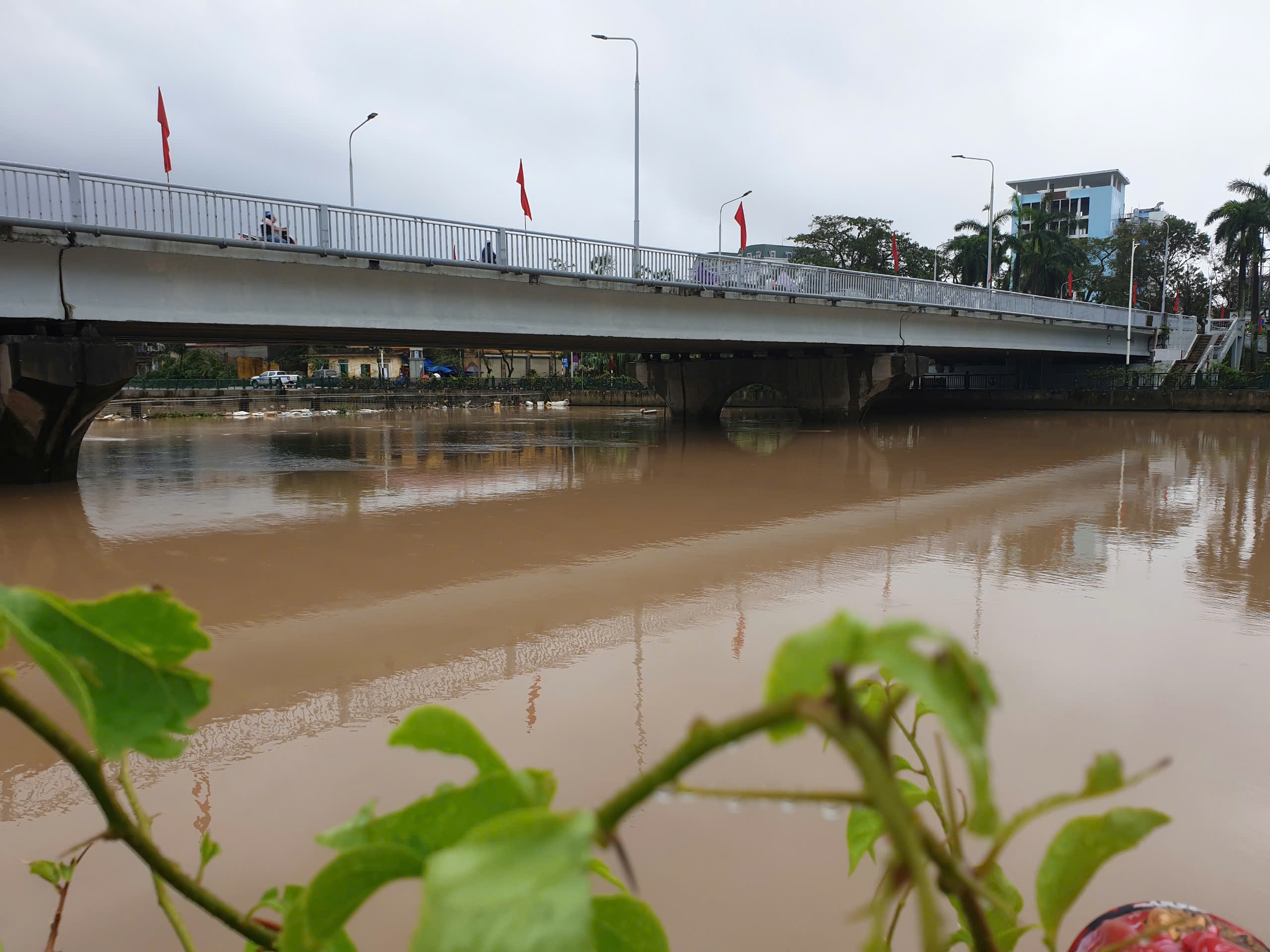 Dừng tàu hỏa, hạn chế tàu thuyền lưu thông qua Hải Phòng do lũ- Ảnh 1. Dừng tàu hỏa, hạn chế tàu thuyền lưu thông qua Hải Phòng do lũ- Ảnh 1.