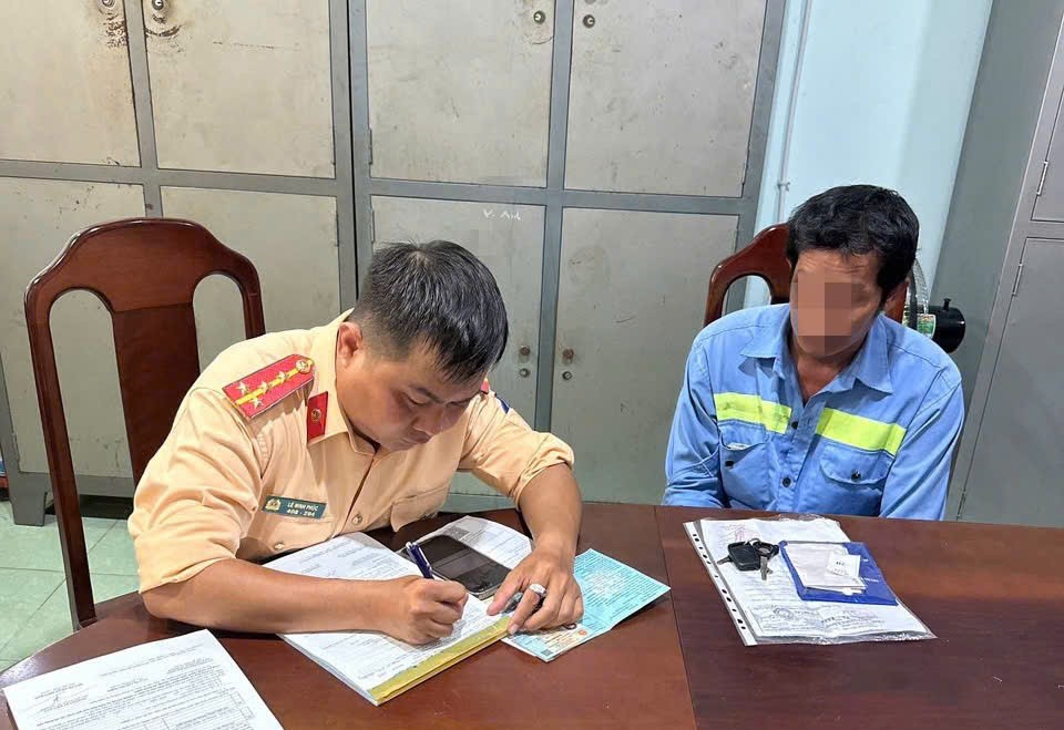 C&ocirc;ng an B&igrave;nh Dương lập bi&ecirc;n bản xử phạt t&agrave;i xế xe bồn vừa đi vừa xả nước ra đường- Ảnh 1.