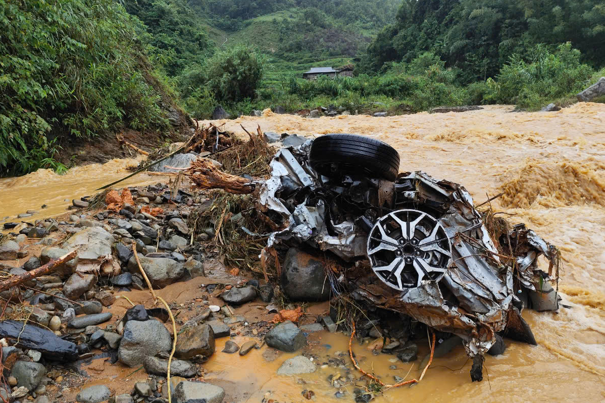 T&igrave;m thấy 22 thi thể trong vụ sạt lở cuốn tr&ocirc;i xe kh&aacute;ch ở Cao Bằng- Ảnh 1.