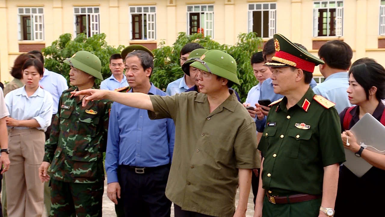 Phó Thủ tướng Trần Hồng Hà: Không để dân thiếu thực phẩm, nước uống, thuốc men- Ảnh 3. Phó Thủ tướng Trần Hồng Hà: Không để dân thiếu thực phẩm, nước uống, thuốc men- Ảnh 3.