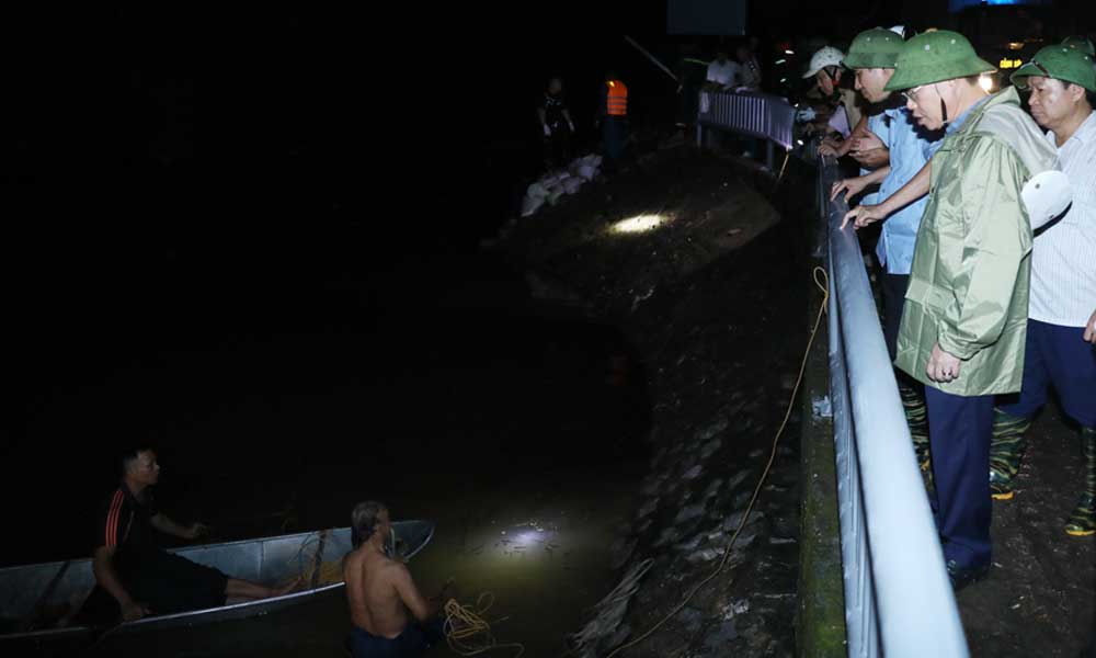 Bắc Giang: Hơn 500 người khắc phục sự cố đe dọa vỡ đ&ecirc; s&ocirc;ng Thương- Ảnh 1.