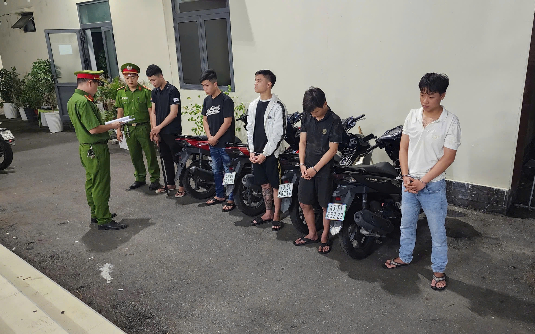 Khởi tố nh&oacute;m thanh ni&ecirc;n g&acirc;y n&aacute;o loạn đường phố, cướp xe m&aacute;y của người đi đường