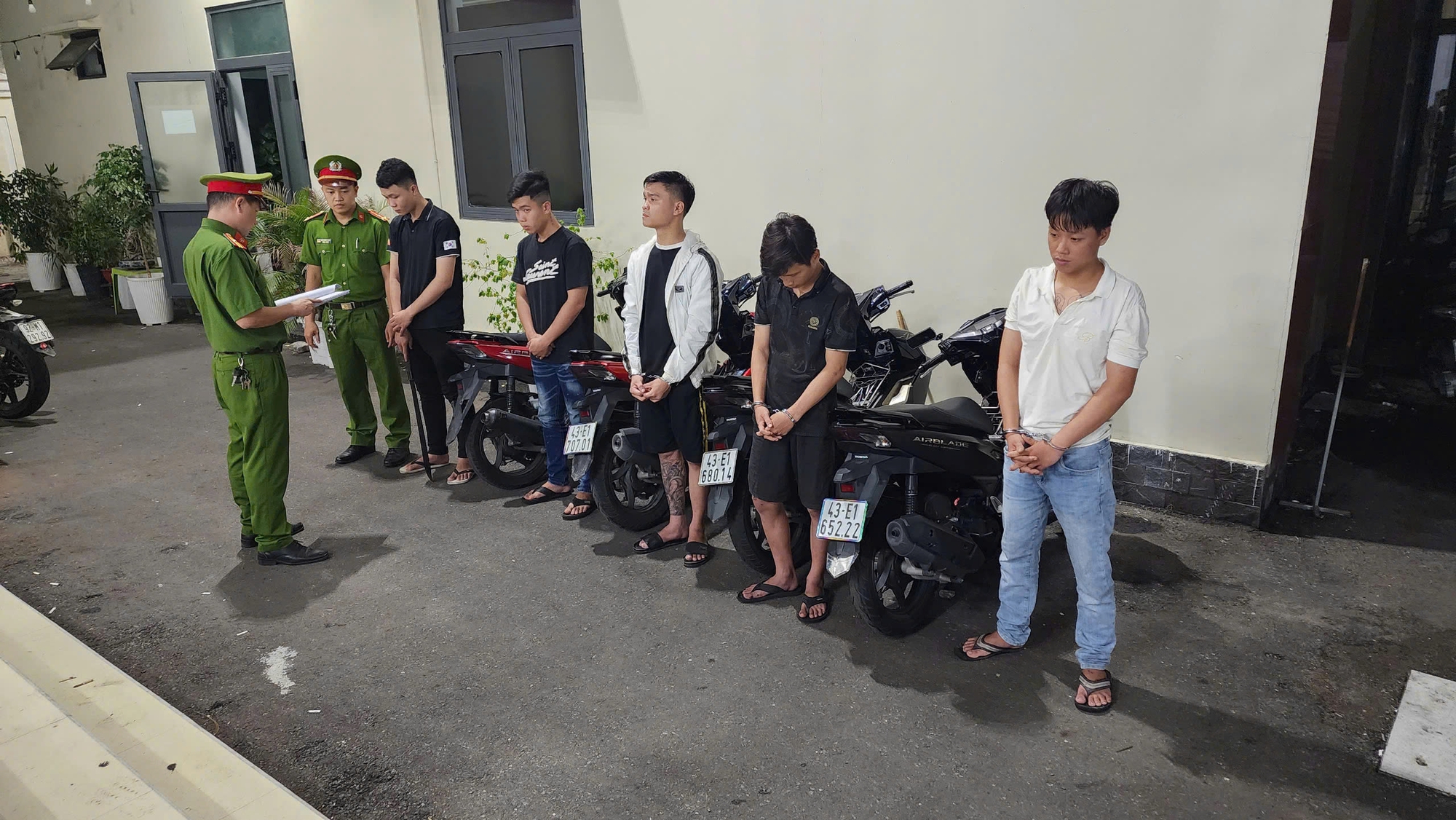 Khởi tố nh&oacute;m thanh ni&ecirc;n g&acirc;y n&aacute;o loạn đường phố, cướp xe m&aacute;y của người đi đường- Ảnh 1.