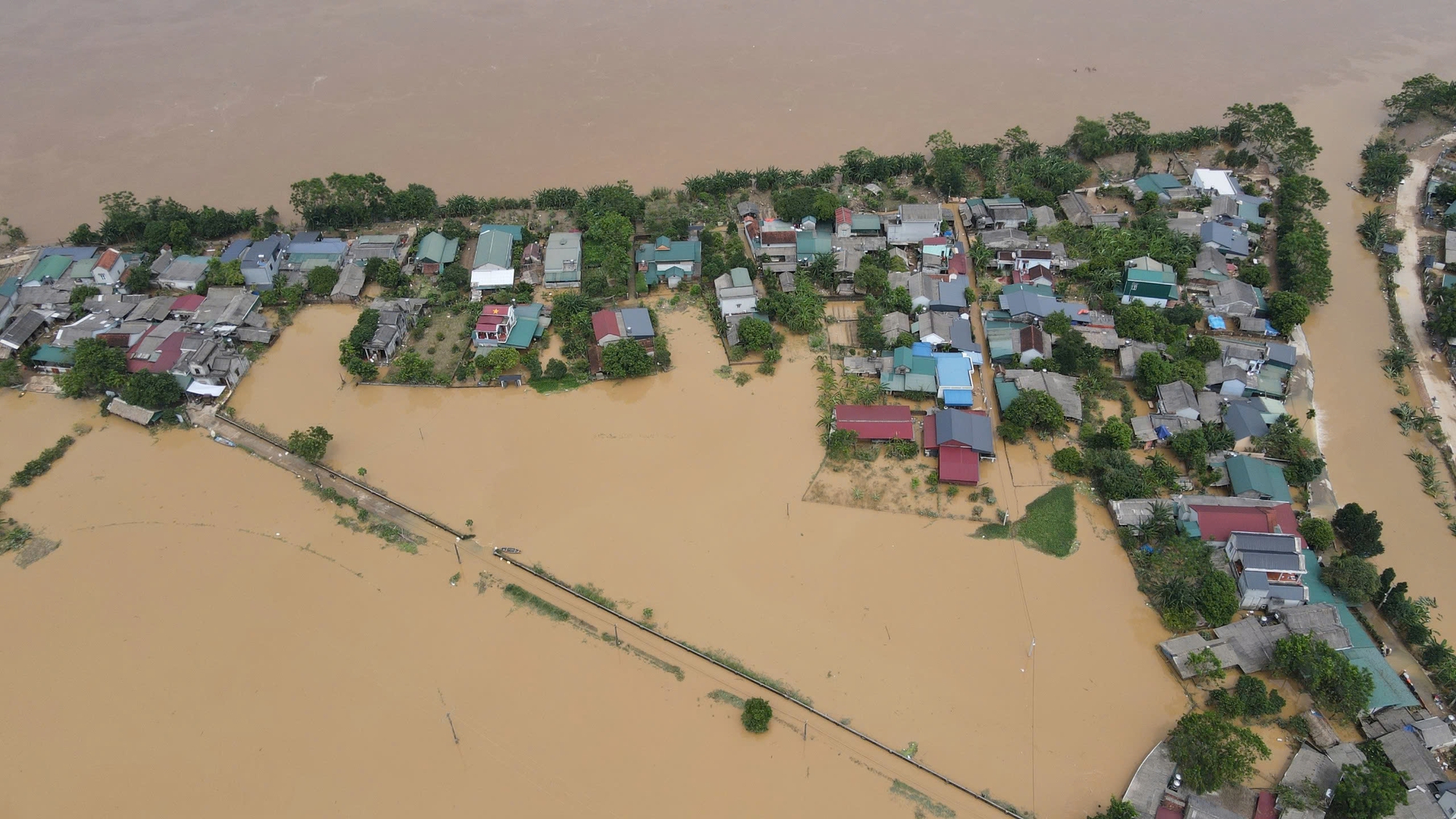 Ph&uacute; Thọ: Nước lũ ngập 4 ng&agrave;y, người d&acirc;n ch&egrave;o thuyền đi lấy nhu yếu phẩm- Ảnh 2.