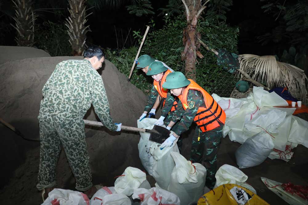 Bắc Giang: Hơn 500 người khắc phục sự cố đe dọa vỡ đ&ecirc; s&ocirc;ng Thương- Ảnh 4.