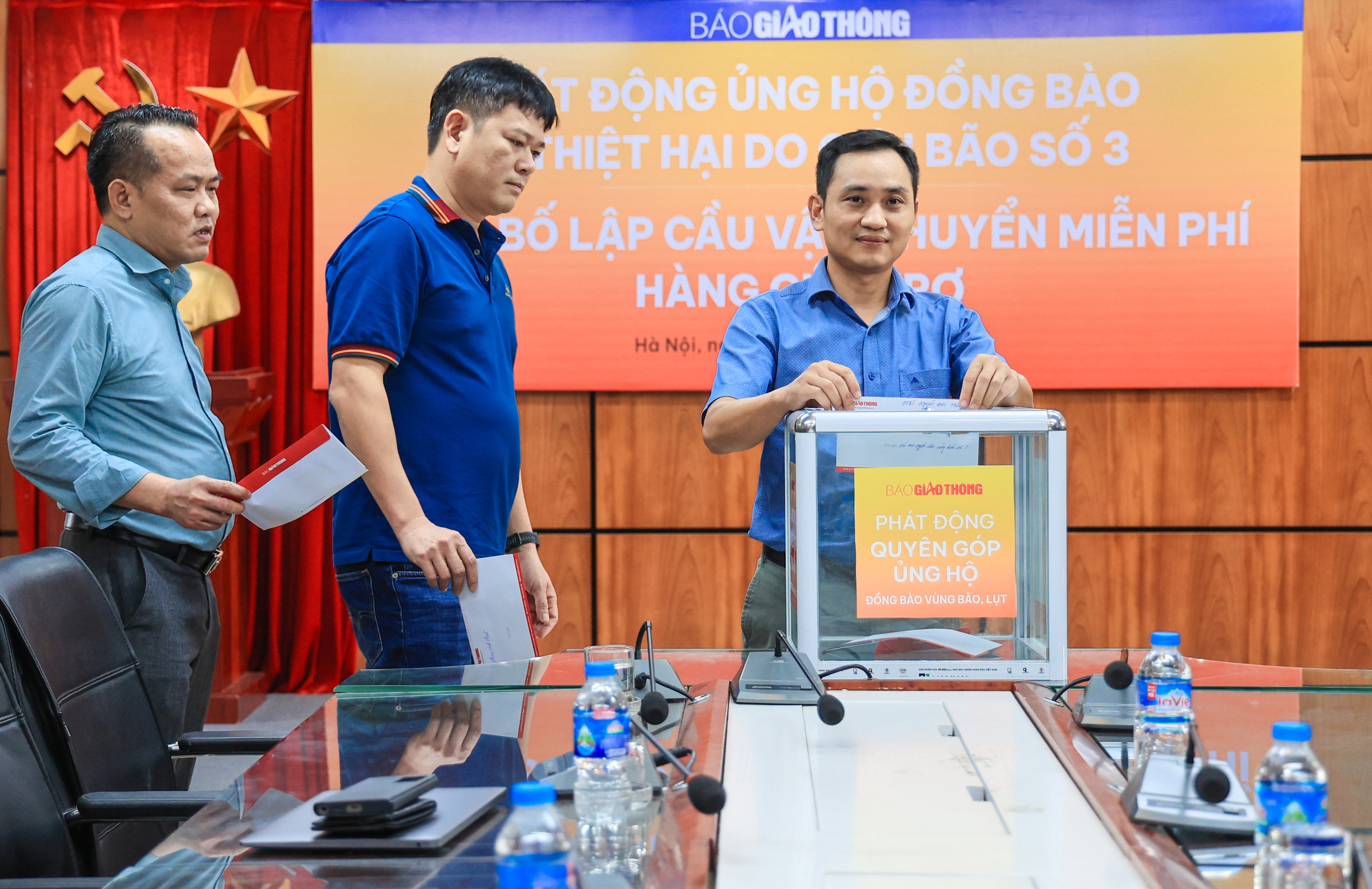 B&aacute;o Giao th&ocirc;ng quy&ecirc;n g&oacute;p v&agrave; lập cầu vận chuyển miễn ph&iacute; h&agrave;ng cứu trợ đồng b&agrave;o sau b&atilde;o số 3- Ảnh 2.