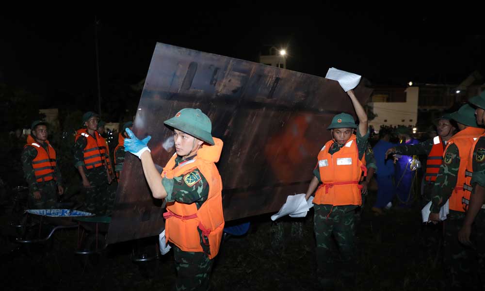 Bắc Giang: Hơn 500 người khắc phục sự cố đe dọa vỡ đ&ecirc; s&ocirc;ng Thương- Ảnh 3.