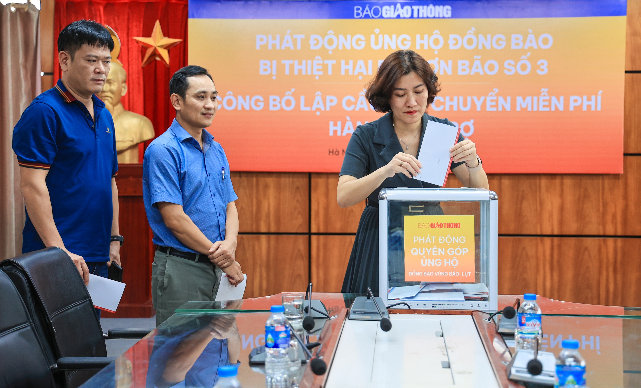 B&aacute;o Giao th&ocirc;ng quy&ecirc;n g&oacute;p v&agrave; lập cầu vận chuyển miễn ph&iacute; h&agrave;ng cứu trợ đồng b&agrave;o sau b&atilde;o số 3- Ảnh 1.