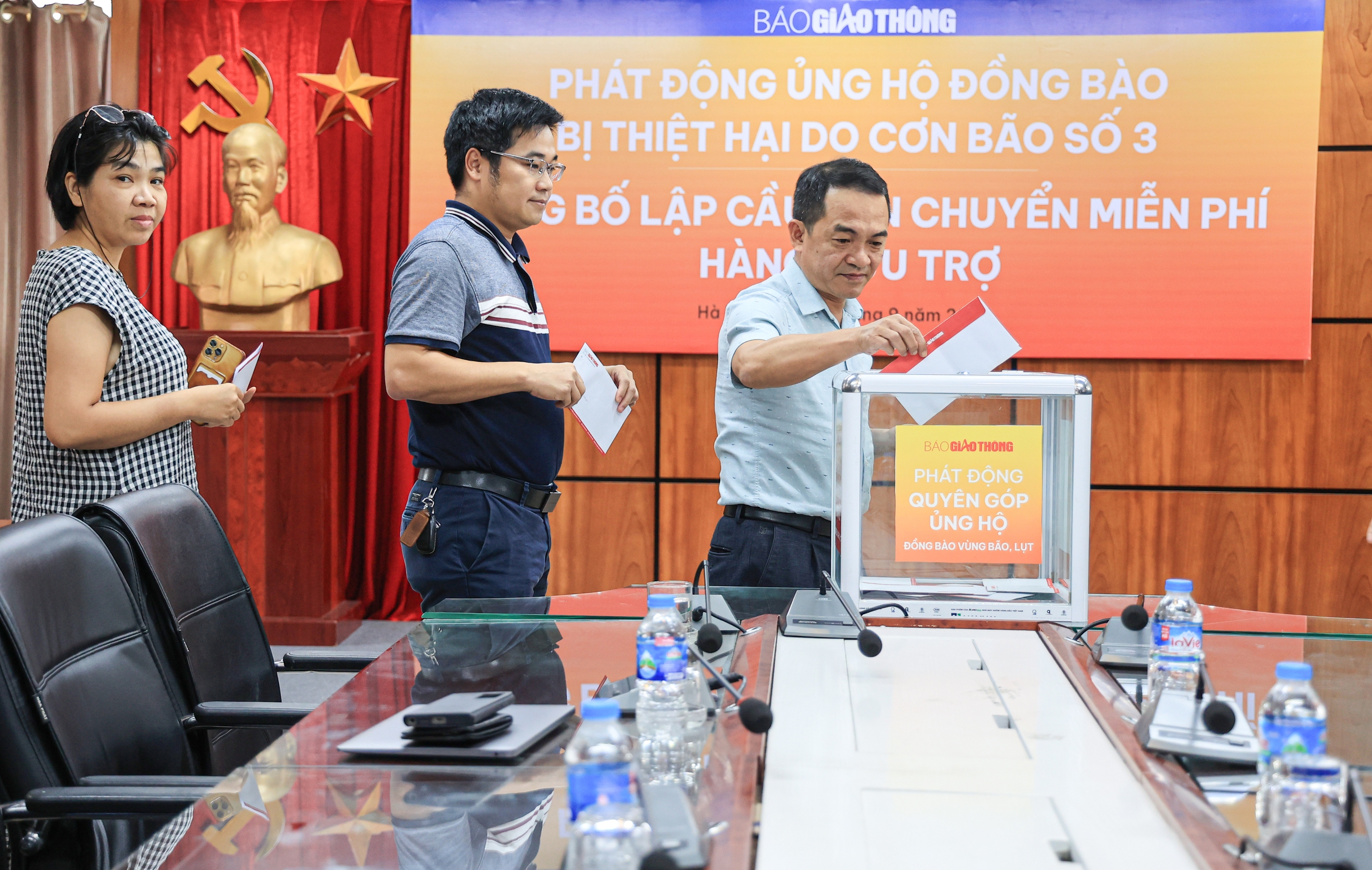 B&aacute;o Giao th&ocirc;ng quy&ecirc;n g&oacute;p v&agrave; lập cầu vận chuyển miễn ph&iacute; h&agrave;ng cứu trợ đồng b&agrave;o sau b&atilde;o số 3- Ảnh 5.