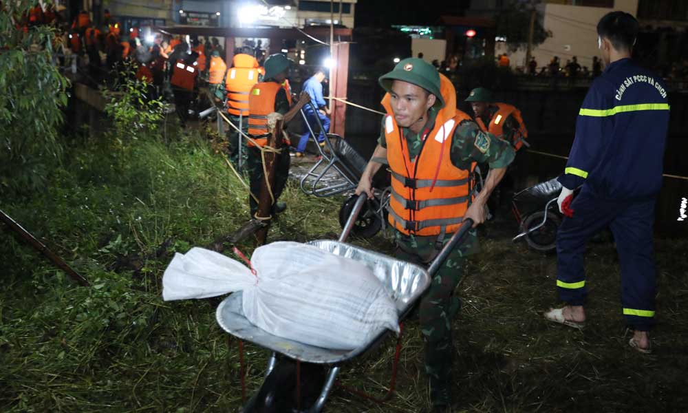 Bắc Giang: Hơn 500 người khắc phục sự cố đe dọa vỡ đ&ecirc; s&ocirc;ng Thương- Ảnh 2.