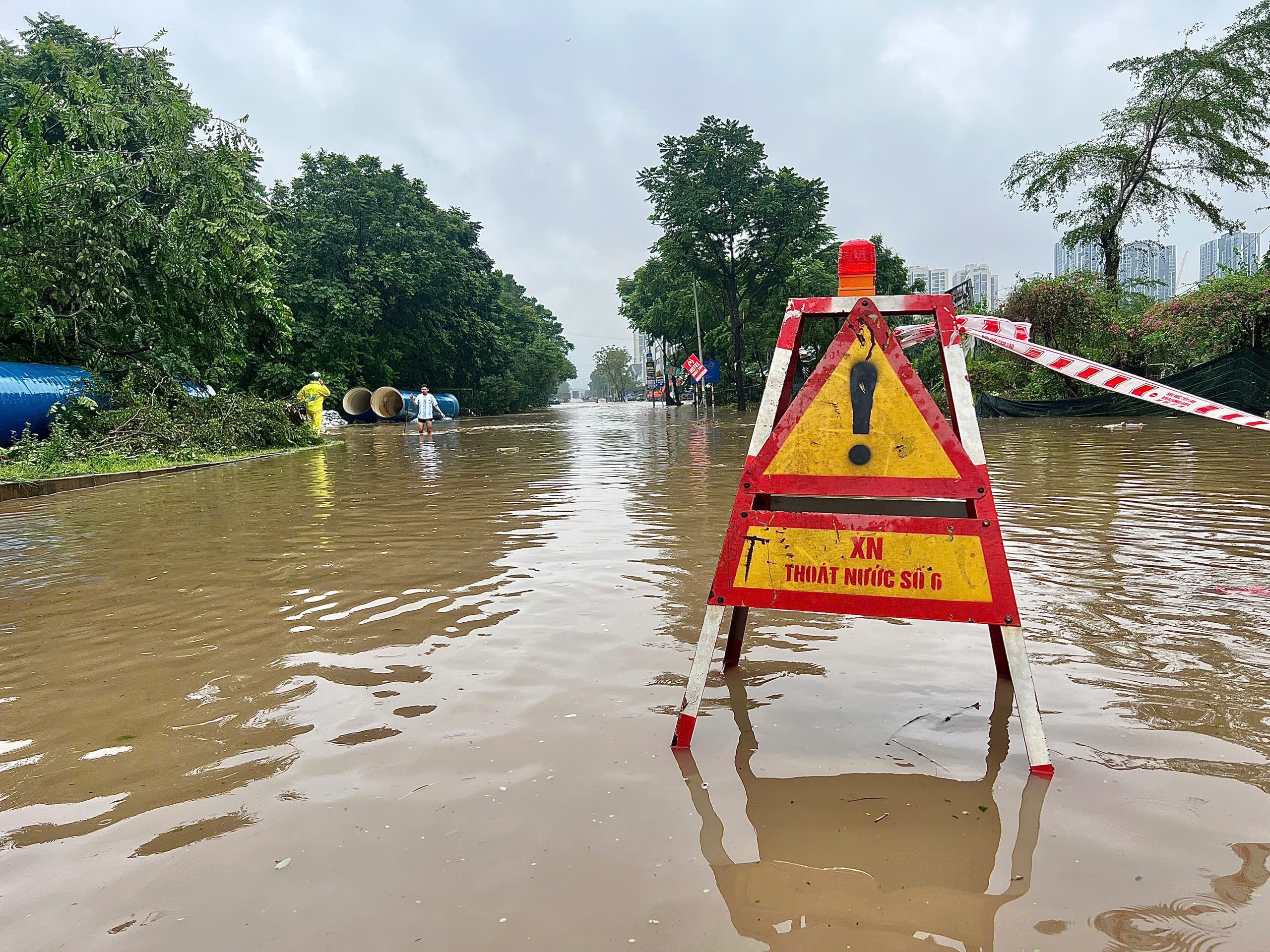 Xe m&aacute;y, xe bu&yacute;t được đi tr&ecirc;n l&agrave;n cao tốc Đại lộ Thăng Long để tr&aacute;nh ngập- Ảnh 1.