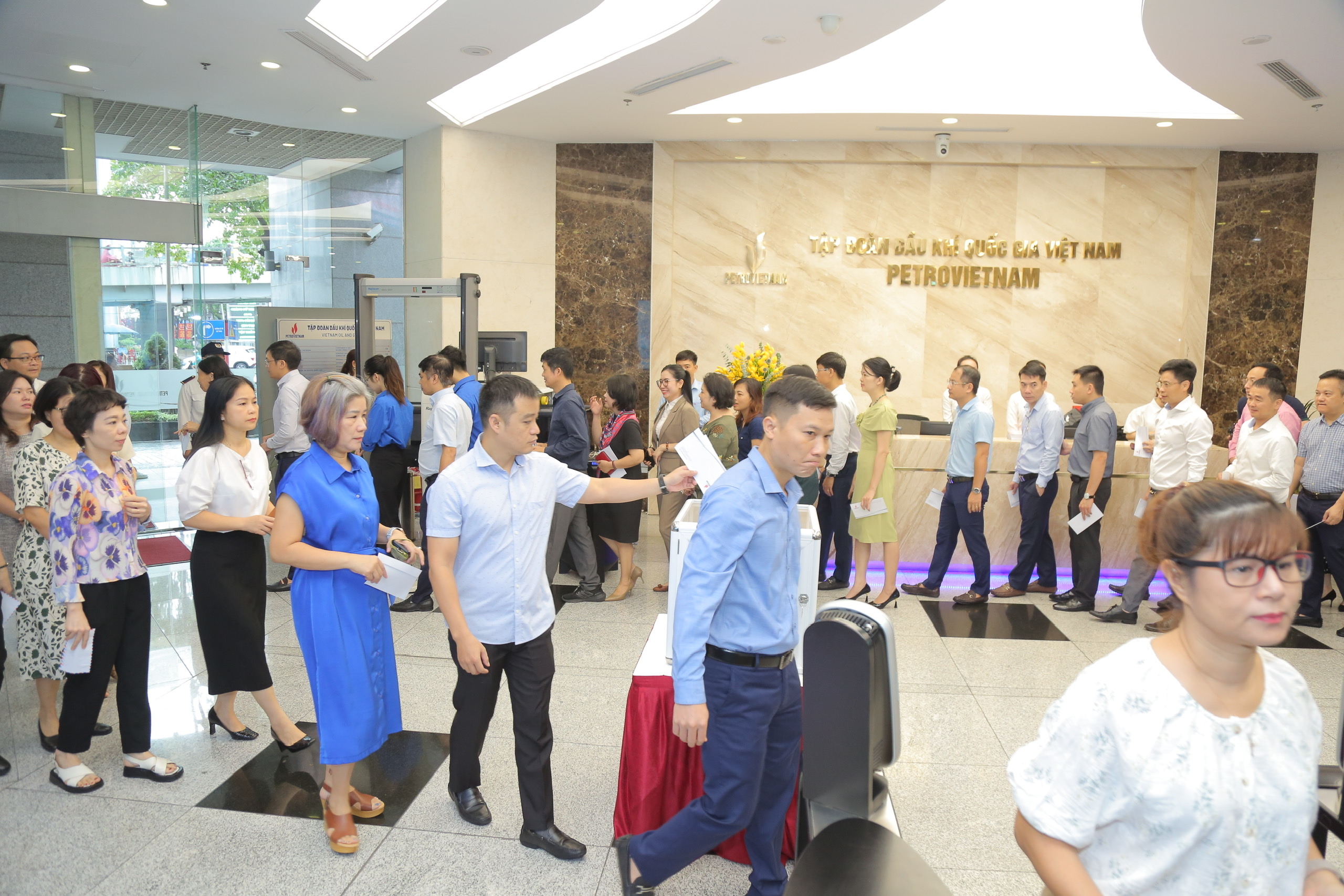 Petrovietnam ủng hộ đồng b&agrave;o c&aacute;c địa phương bị ảnh hưởng bởi b&atilde;o số 3- Ảnh 1.