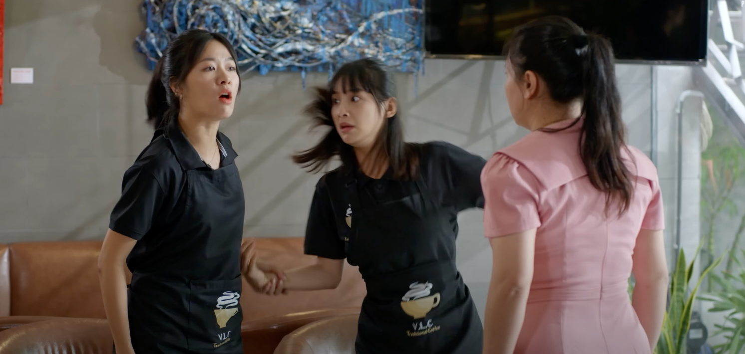 Đi giữa trời rực rỡ tập 32: Gia đình phá sản, Chải gượng cười chia tay Pu để về bản- Ảnh 1. Đi giữa trời rực rỡ tập 32: Gia đình phá sản, Chải gượng cười chia tay Pu để về bản- Ảnh 1.