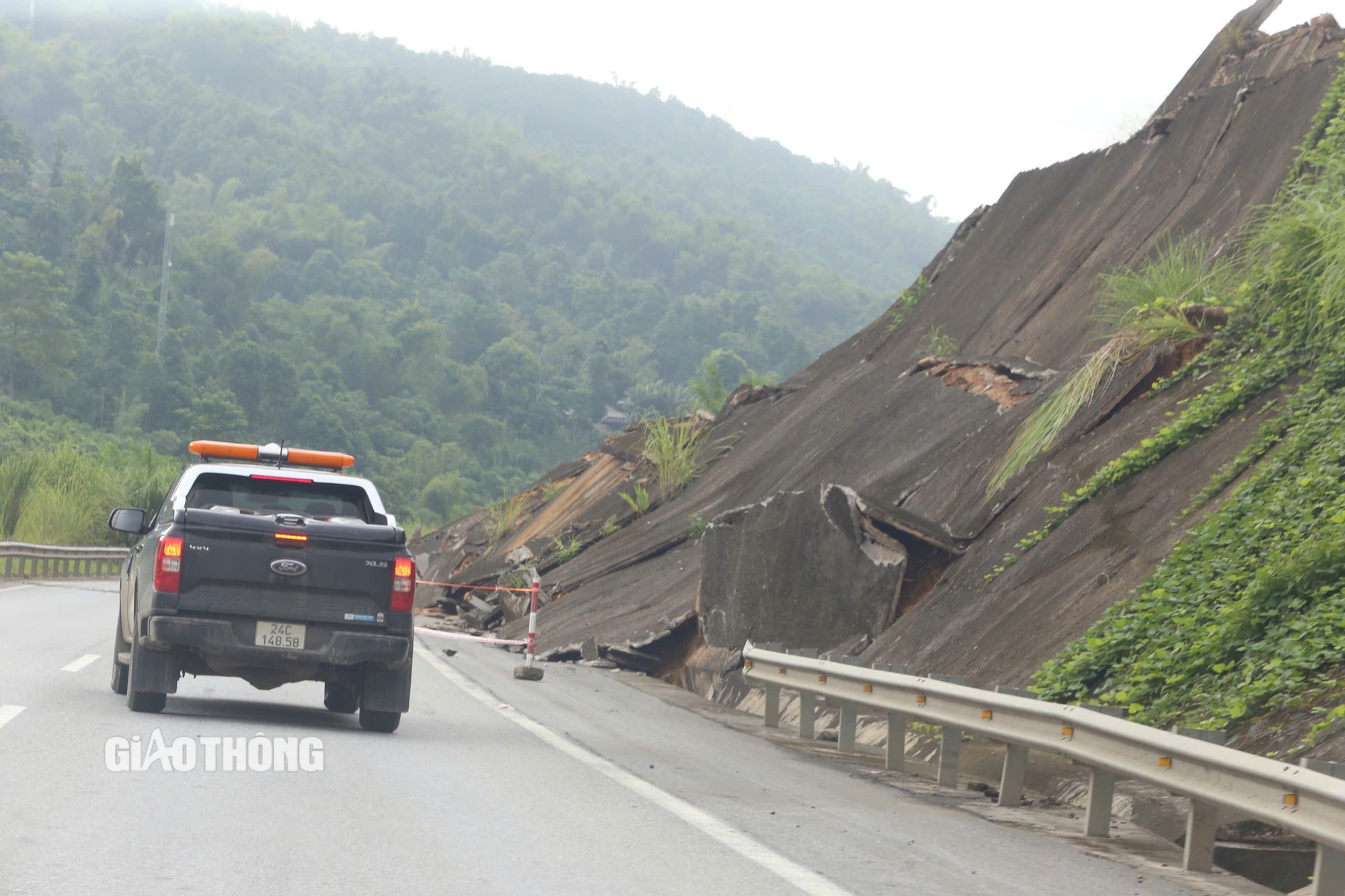 Vị tr&iacute; sạt lở taluy dương ở km 249+500