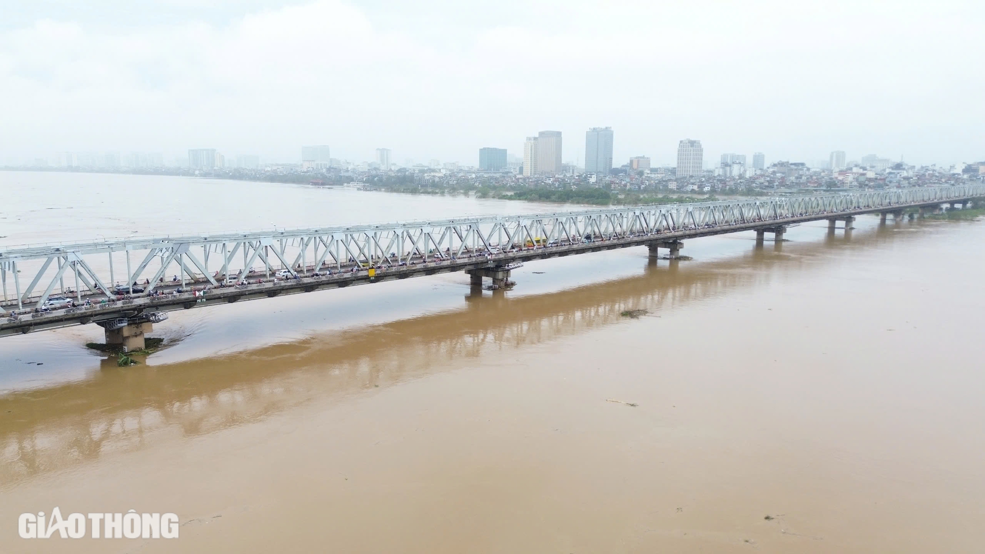 H&agrave; Nội: Nước s&ocirc;ng Hồng r&uacute;t chậm, người d&acirc;n ven s&ocirc;ng vẫn đi lại bằng thuyền- Ảnh 1.