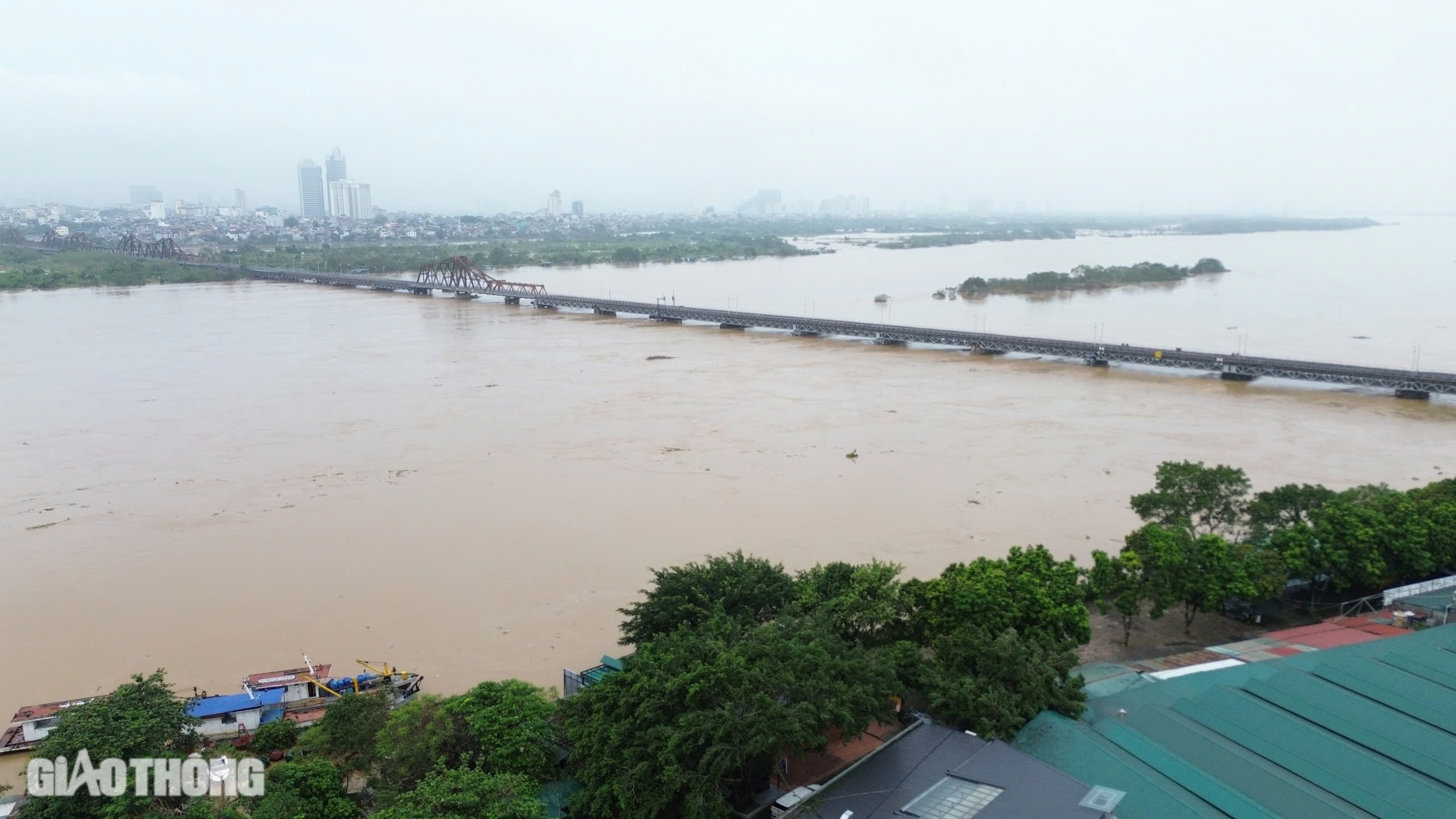 H&agrave; Nội: Nước s&ocirc;ng Hồng r&uacute;t chậm, người d&acirc;n ven s&ocirc;ng vẫn đi lại bằng thuyền- Ảnh 2.