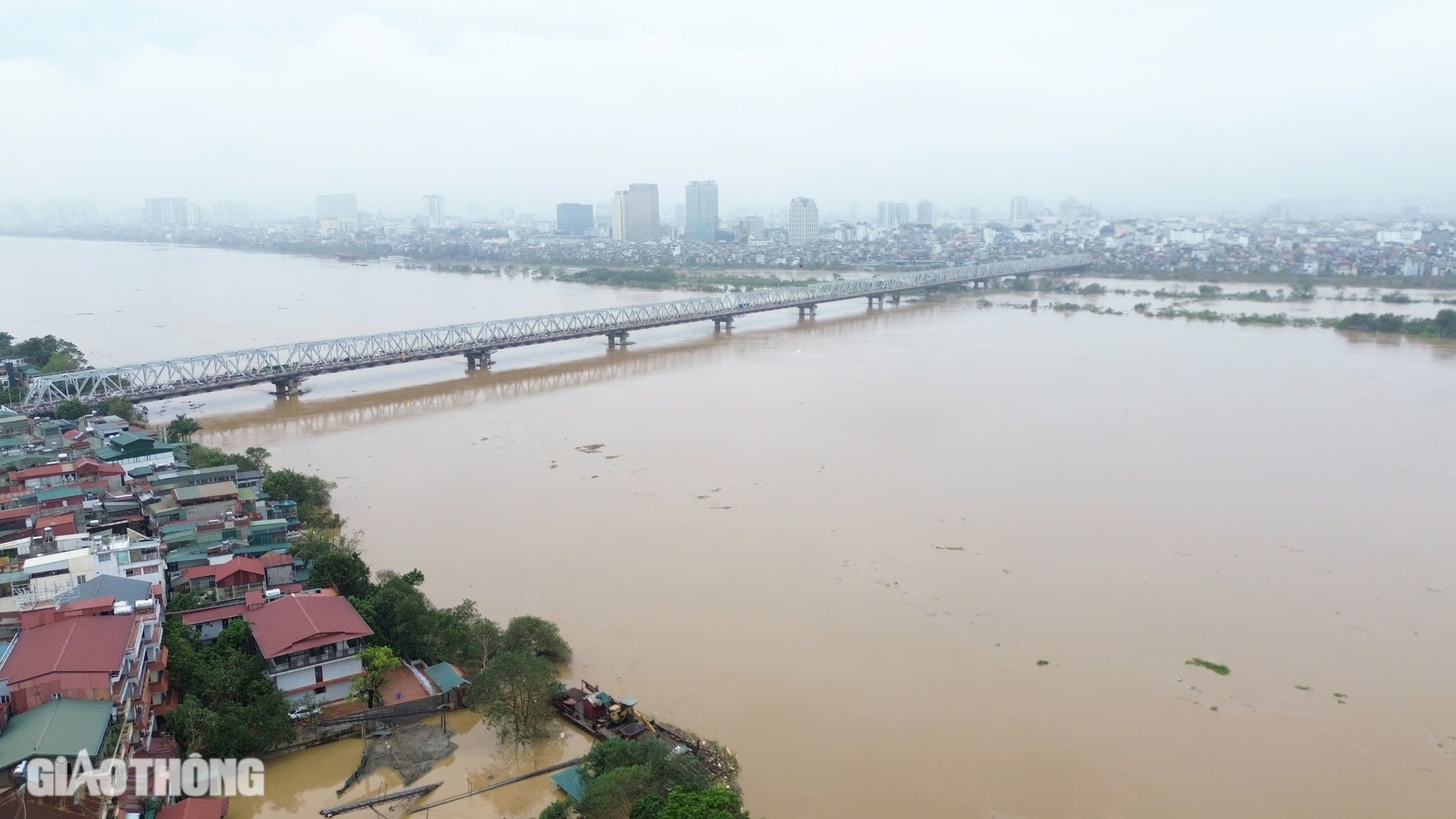 H&agrave; Nội: Nước s&ocirc;ng Hồng r&uacute;t chậm, người d&acirc;n ven s&ocirc;ng vẫn đi lại bằng thuyền- Ảnh 3.
