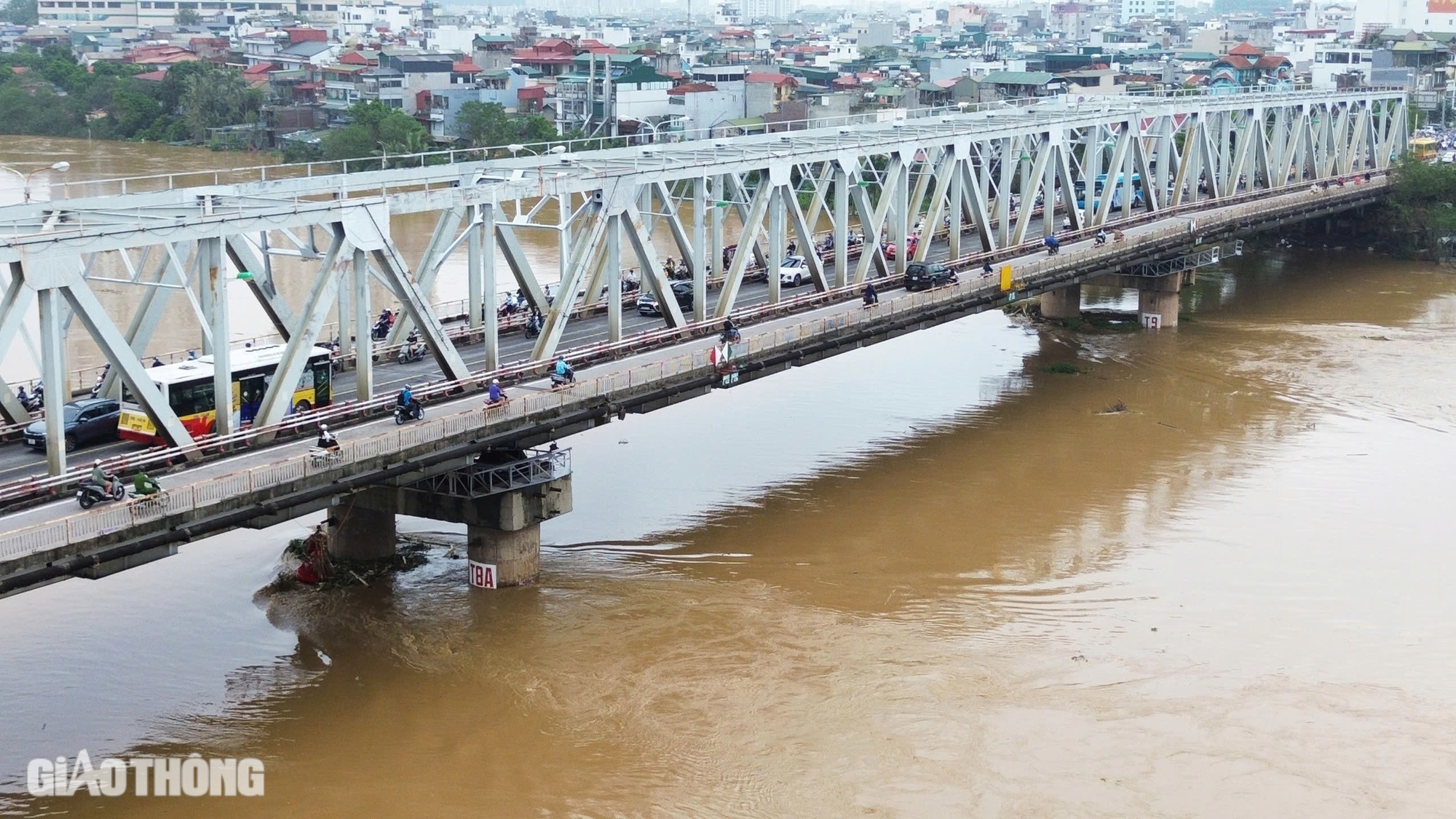 H&agrave; Nội: Nước s&ocirc;ng Hồng r&uacute;t chậm, người d&acirc;n ven s&ocirc;ng vẫn đi lại bằng thuyền- Ảnh 4.
