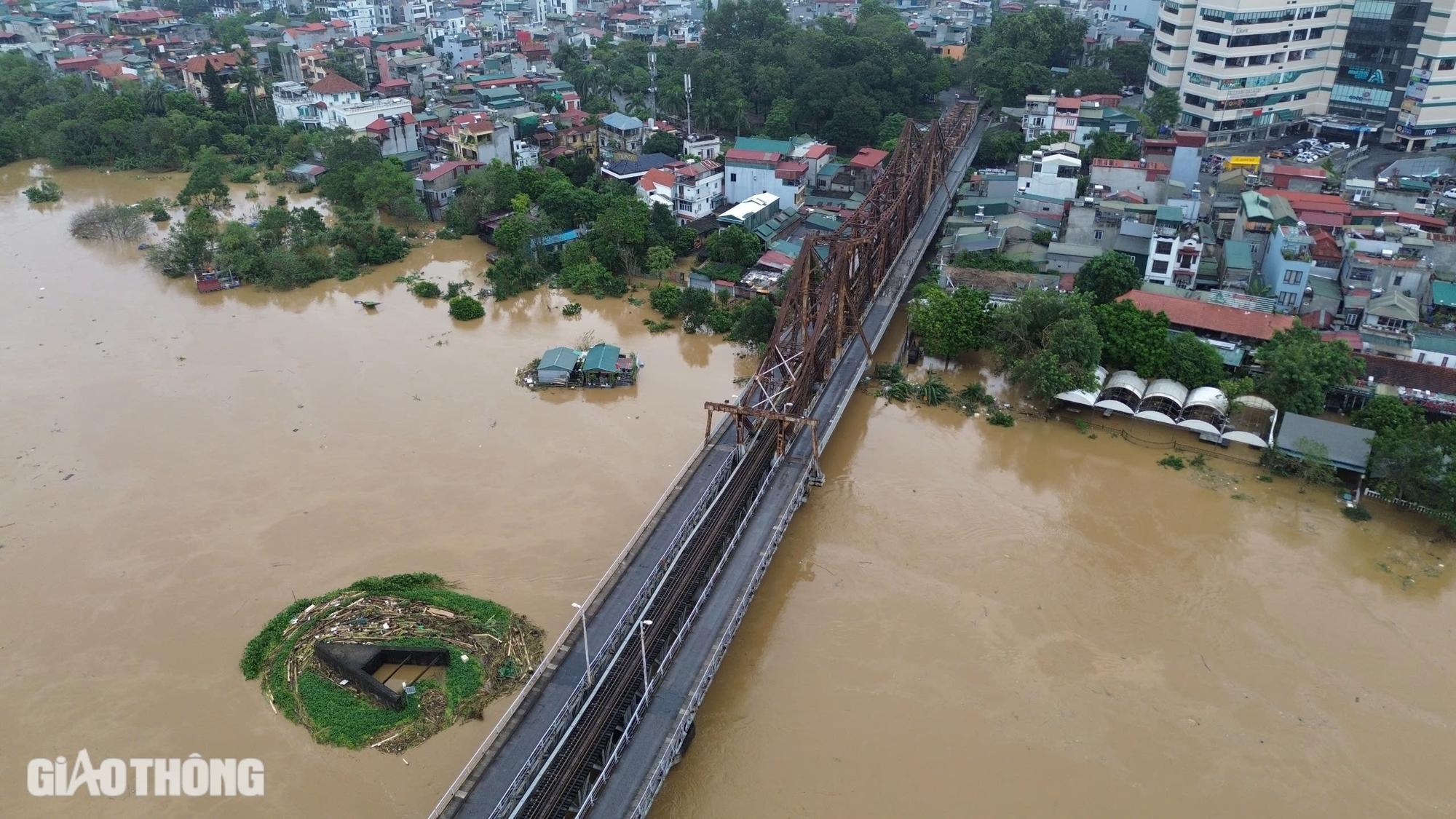 H&agrave; Nội: Nước s&ocirc;ng Hồng r&uacute;t chậm, người d&acirc;n ven s&ocirc;ng vẫn đi lại bằng thuyền- Ảnh 5.