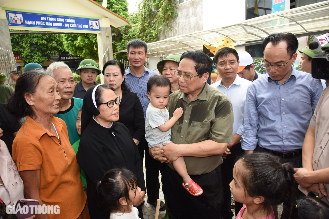 Thủ tướng lội b&ugrave;n đến tận nh&agrave; thăm hỏi người d&acirc;n v&ugrave;ng lũ Y&ecirc;n B&aacute;i- Ảnh 2.