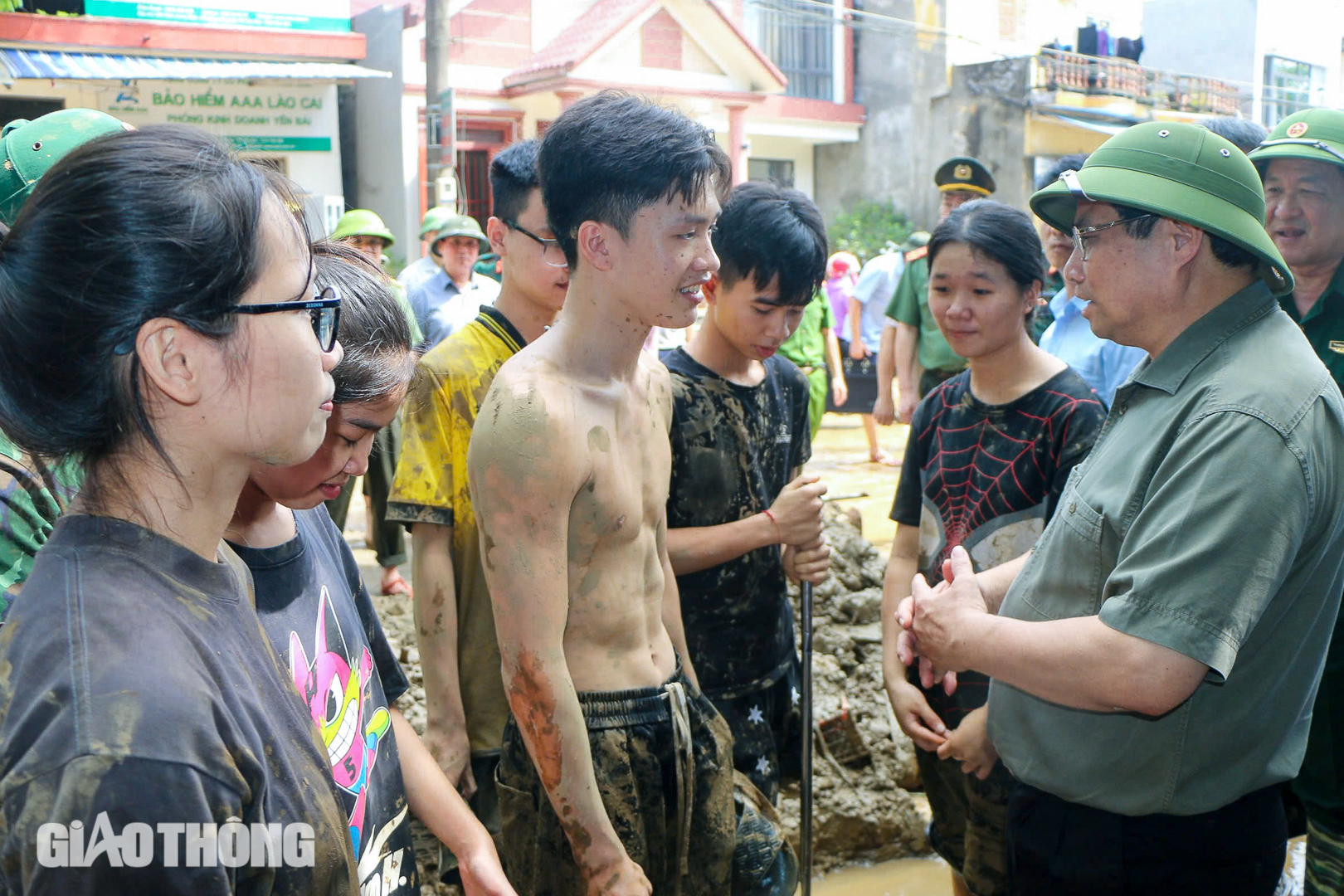 Thủ tướng lội b&ugrave;n đến tận nh&agrave; thăm hỏi người d&acirc;n v&ugrave;ng lũ Y&ecirc;n B&aacute;i- Ảnh 7.