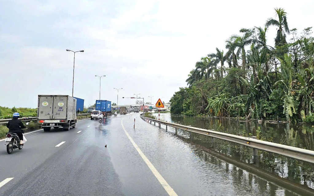 Thản nhi&ecirc;n ngồi c&acirc;u c&aacute; tr&ecirc;n quốc lộ 5, phương tiện đỗ t&ugrave;y tiện dưới l&ograve;ng đường- Ảnh 1.