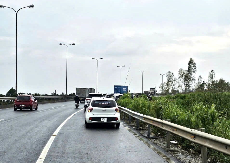 Thản nhi&ecirc;n ngồi c&acirc;u c&aacute; tr&ecirc;n quốc lộ 5, phương tiện đỗ t&ugrave;y tiện dưới l&ograve;ng đường- Ảnh 4.