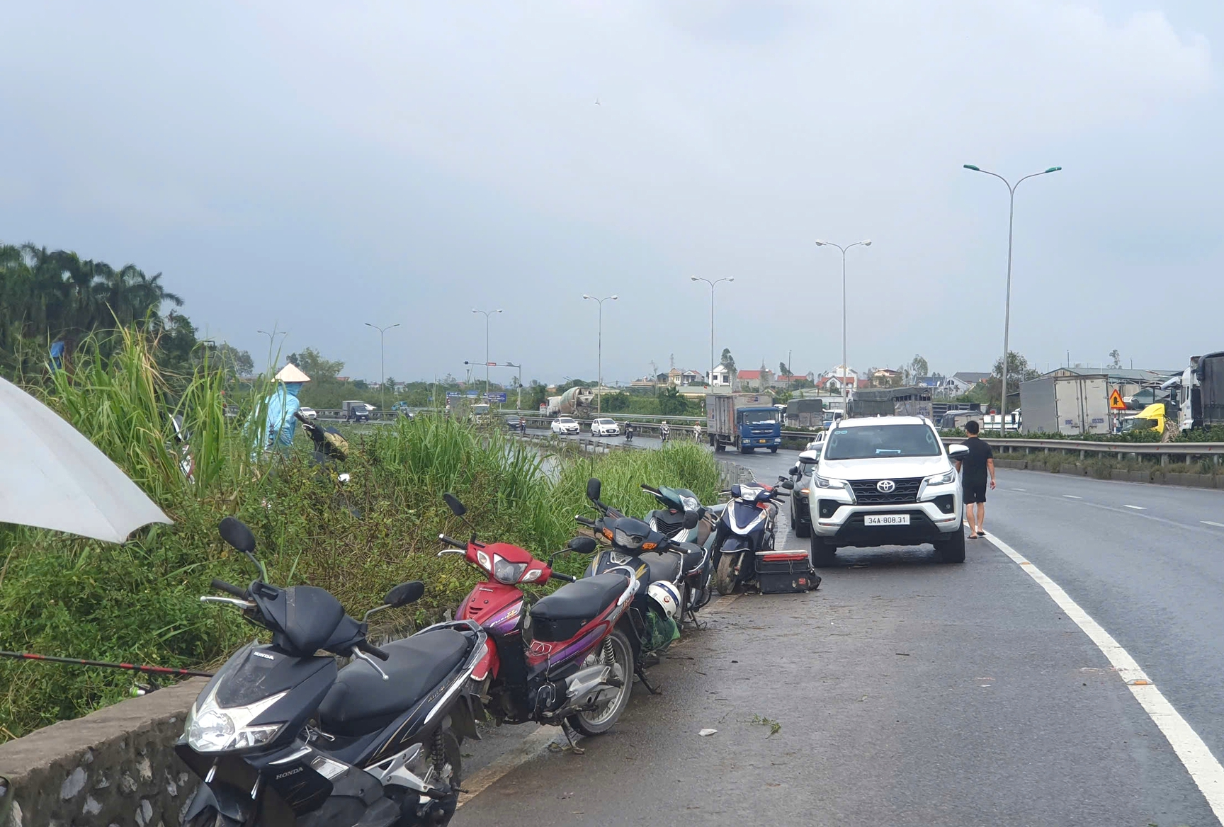 Thản nhi&ecirc;n ngồi c&acirc;u c&aacute; tr&ecirc;n quốc lộ 5, phương tiện đỗ t&ugrave;y tiện dưới l&ograve;ng đường- Ảnh 5.