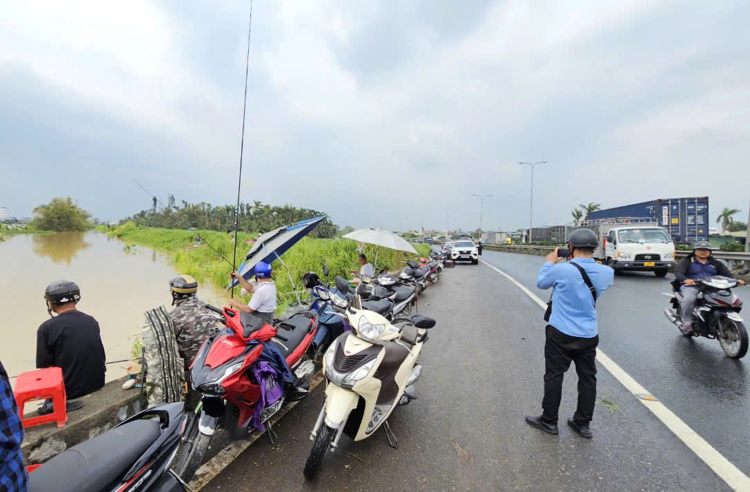 Thản nhi&ecirc;n ngồi c&acirc;u c&aacute; tr&ecirc;n quốc lộ 5, phương tiện đỗ t&ugrave;y tiện dưới l&ograve;ng đường- Ảnh 8.