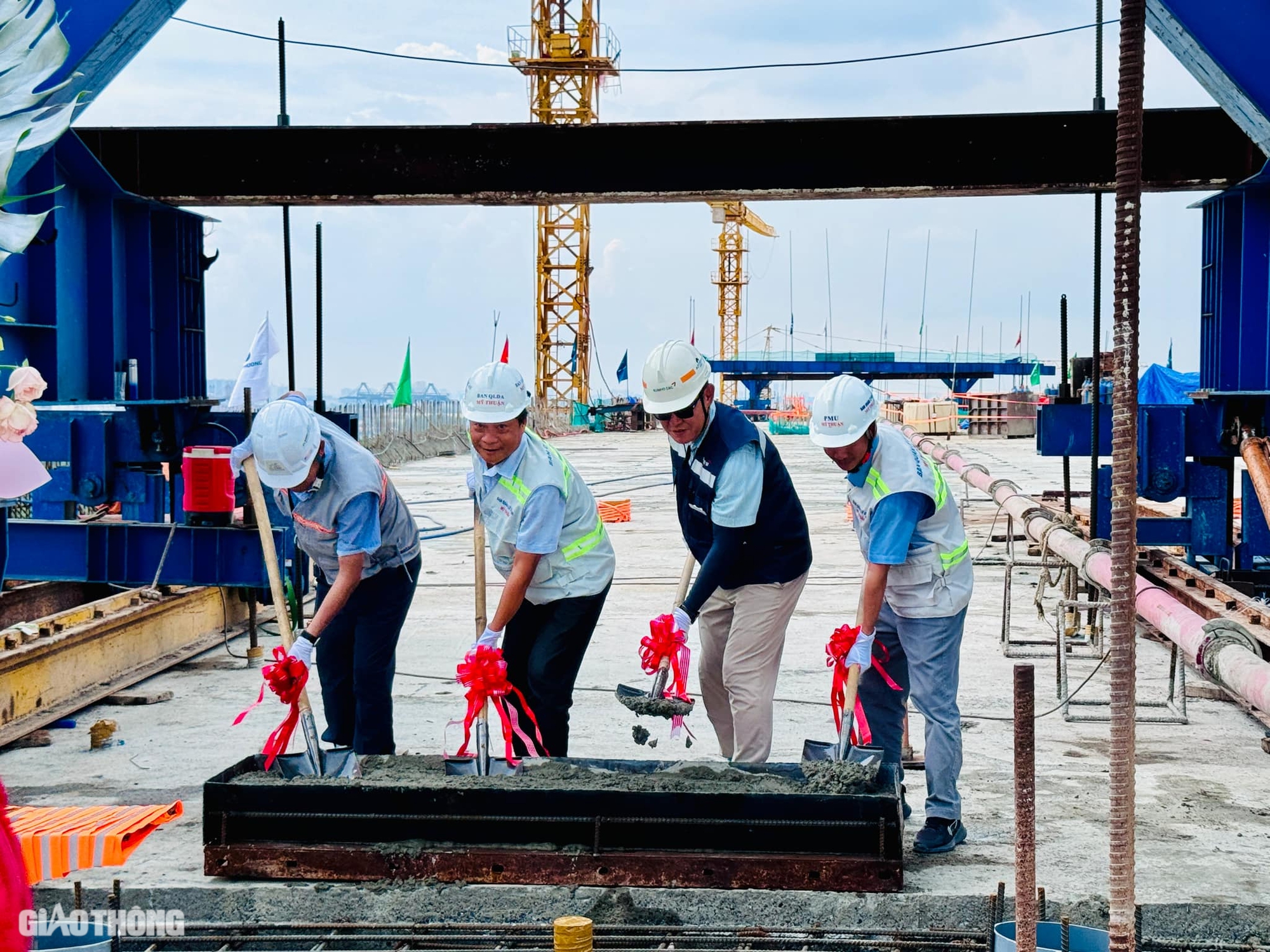 Cận cảnh hợp long hai nhịp chính cầu Nhơn Trạch- Ảnh 2. Cận cảnh hợp long hai nhịp chính cầu Nhơn Trạch- Ảnh 2.