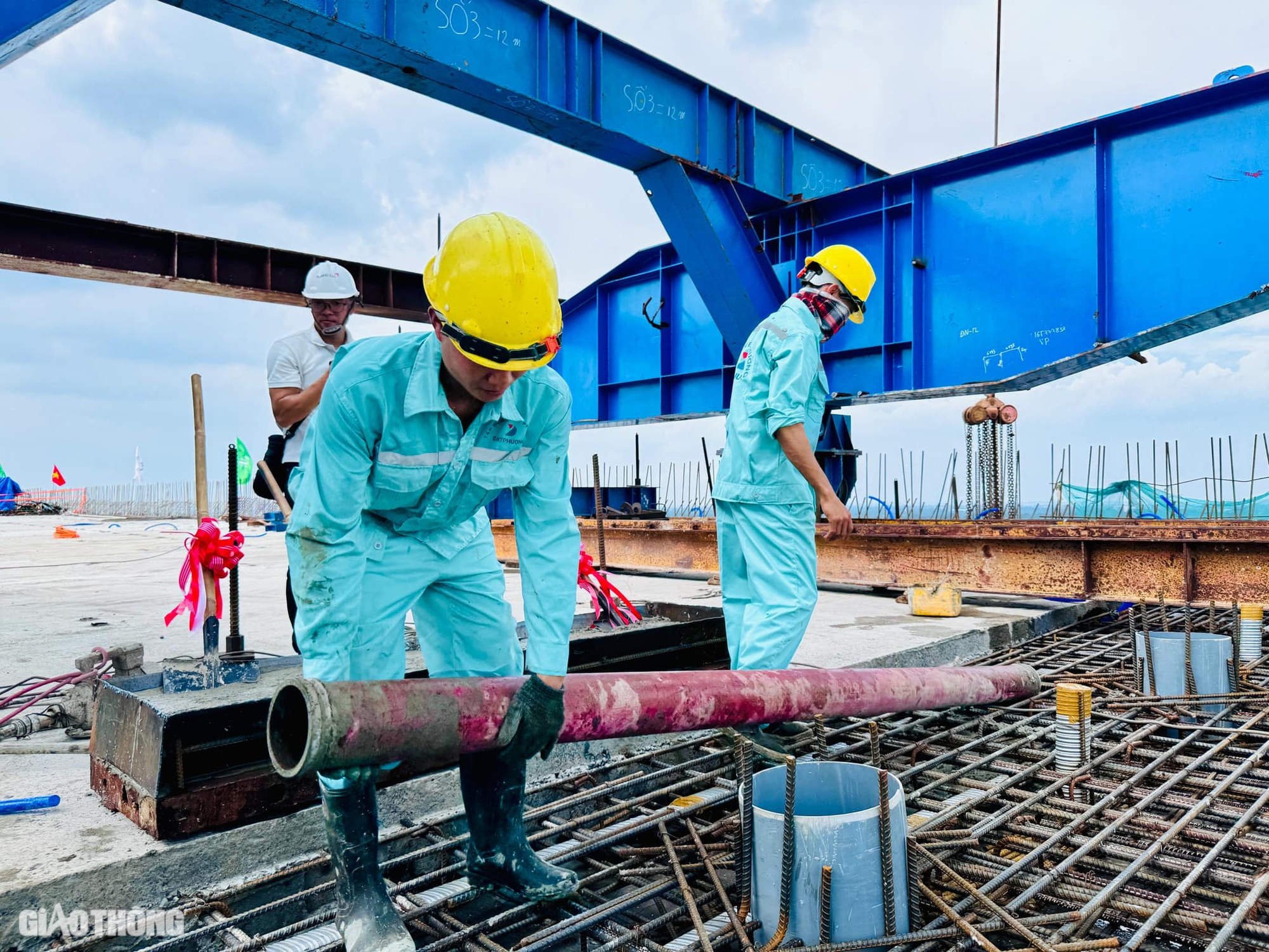 Cận cảnh hợp long hai nhịp chính cầu Nhơn Trạch- Ảnh 4. Cận cảnh hợp long hai nhịp chính cầu Nhơn Trạch- Ảnh 4.