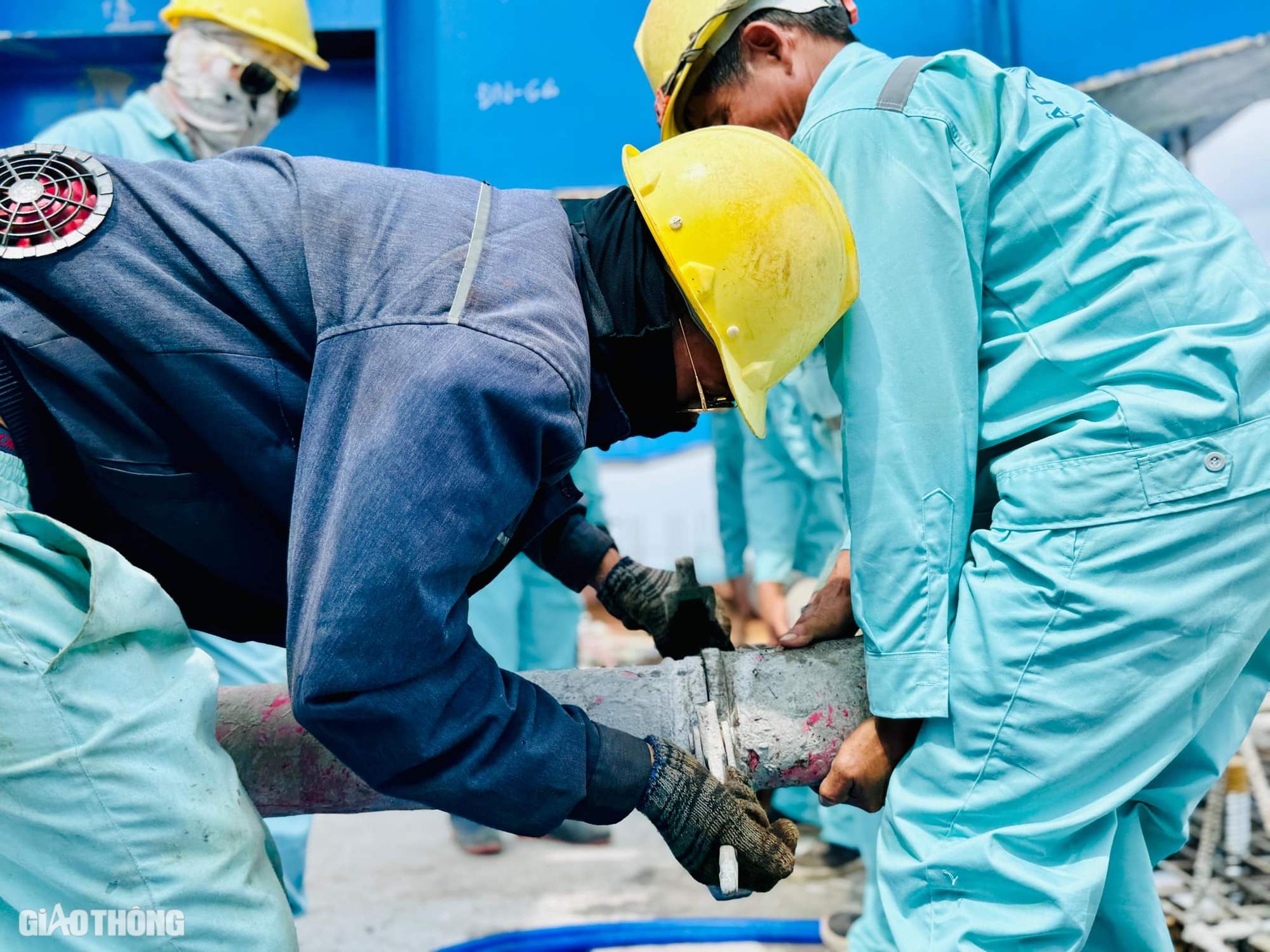 Cận cảnh hợp long hai nhịp chính cầu Nhơn Trạch- Ảnh 5. Cận cảnh hợp long hai nhịp chính cầu Nhơn Trạch- Ảnh 5.