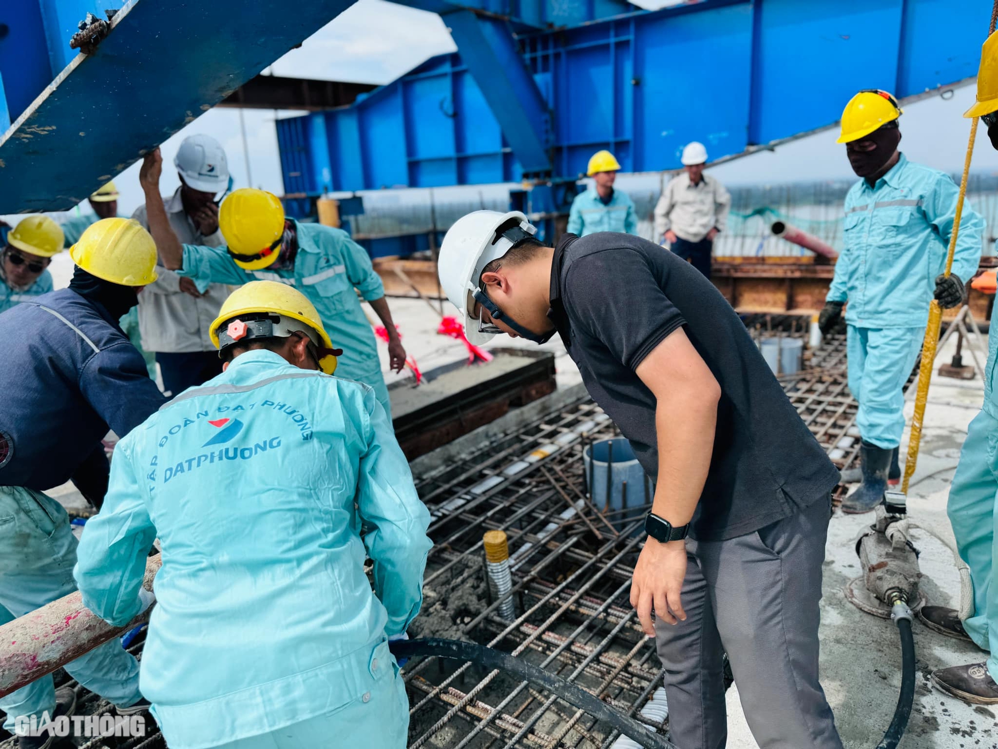 Cận cảnh hợp long hai nhịp chính cầu Nhơn Trạch- Ảnh 6. Cận cảnh hợp long hai nhịp chính cầu Nhơn Trạch- Ảnh 6.