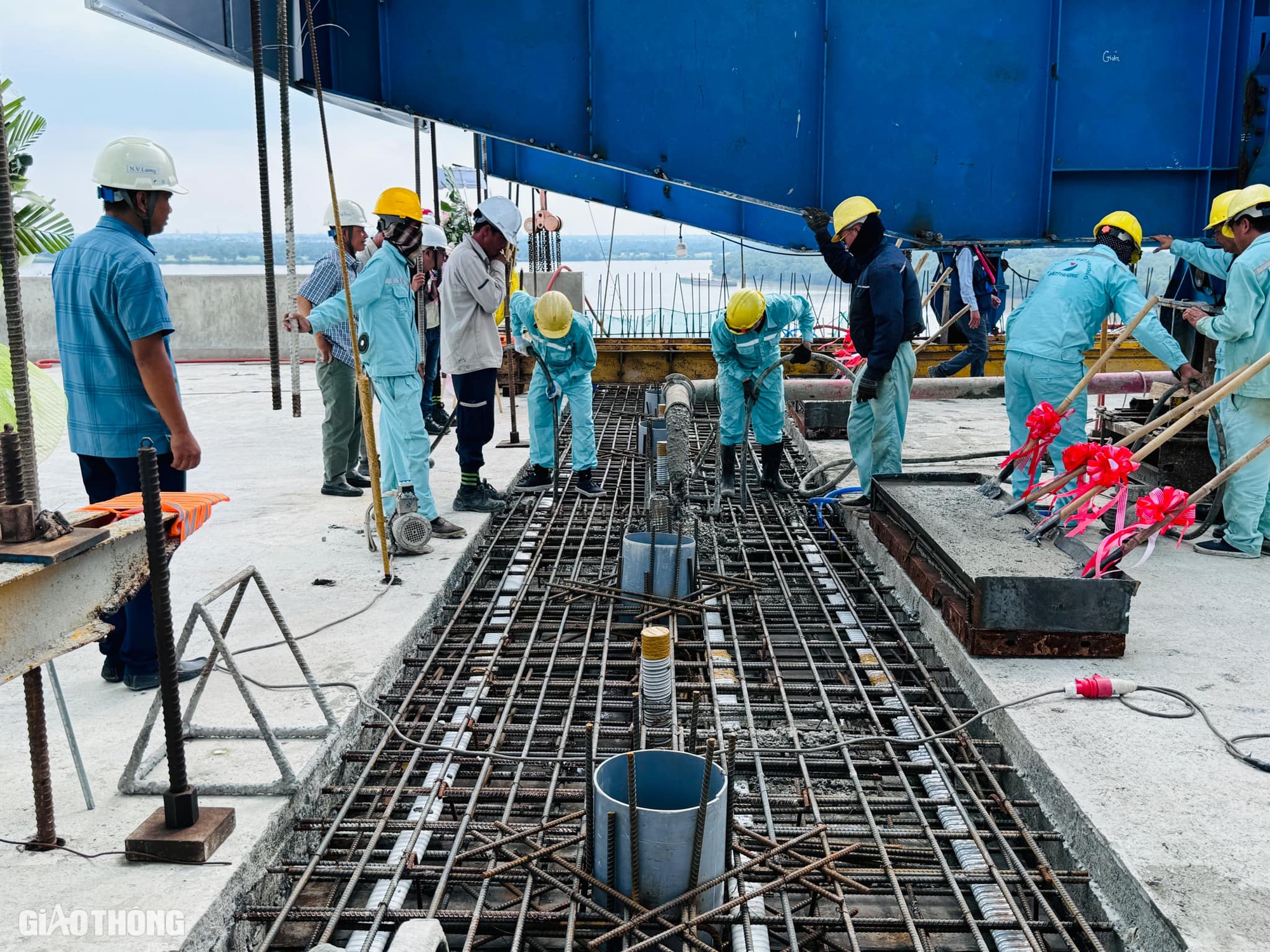 Cận cảnh hợp long hai nhịp chính cầu Nhơn Trạch- Ảnh 7. Cận cảnh hợp long hai nhịp chính cầu Nhơn Trạch- Ảnh 7.