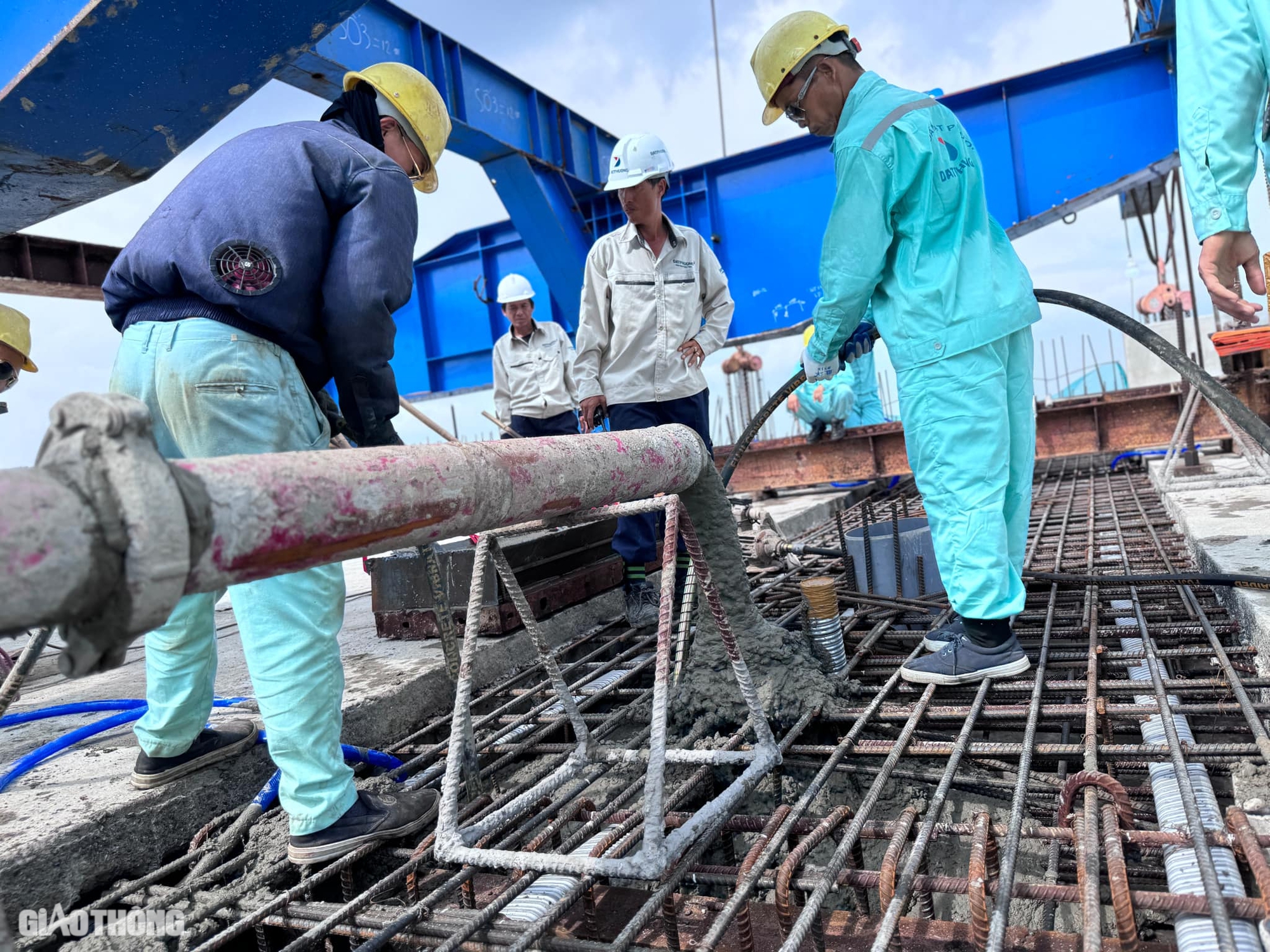 Cận cảnh hợp long hai nhịp chính cầu Nhơn Trạch- Ảnh 8. Cận cảnh hợp long hai nhịp chính cầu Nhơn Trạch- Ảnh 8.